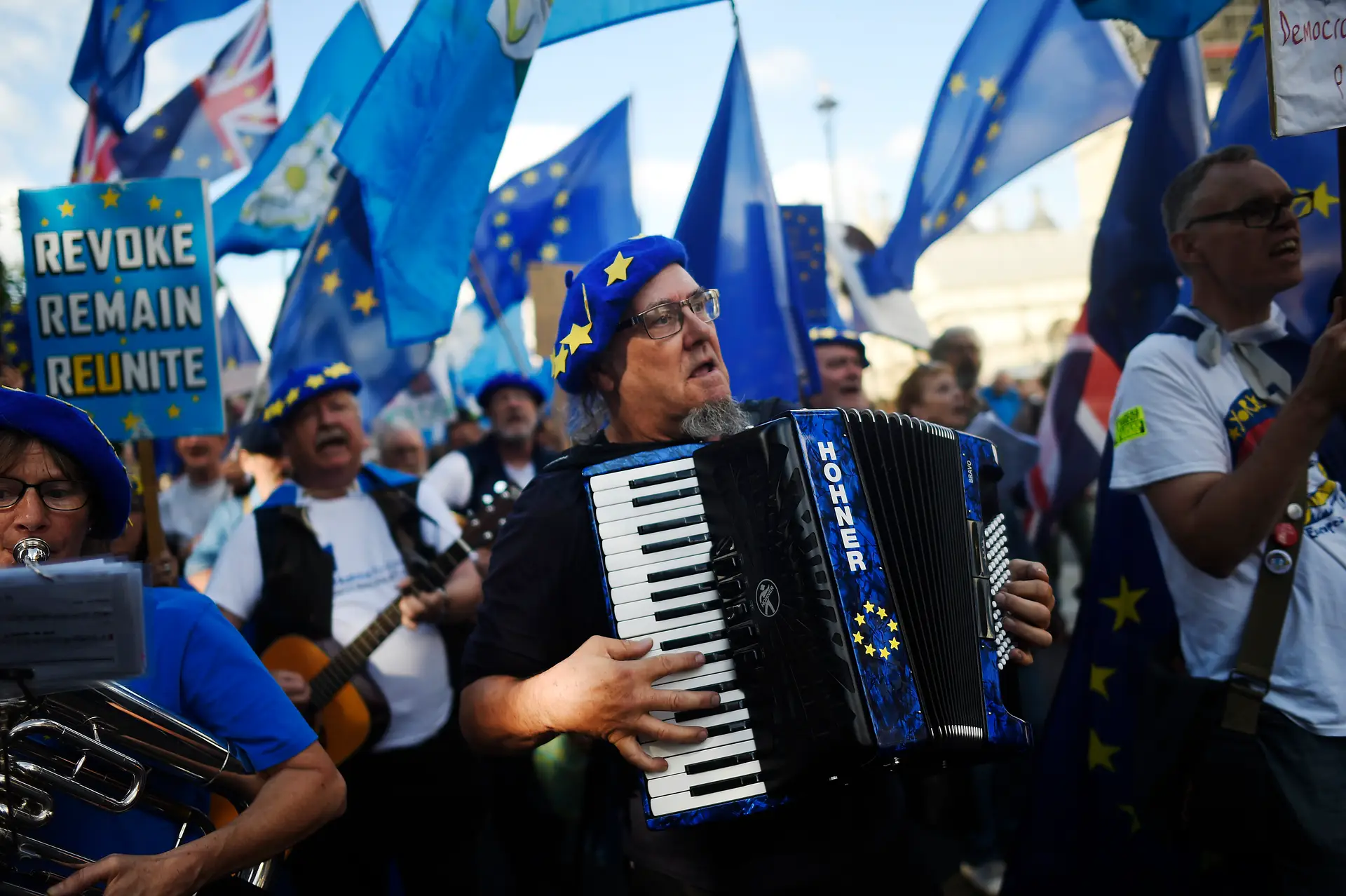 Uma manifestção pela continuação do Reino Unido na UE em frente ao Parlamento britânico