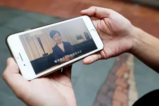 As declarações de Carrie Lam vistas num iPhone <span class="creditofoto">Foto Jeon-Yuon Keyiu / EPA</span>