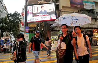 Hora de noticiário nas ruas de Hong Kong <span class="creditofoto">Foto Jeon-Yuon Keyiu / EPA</span>