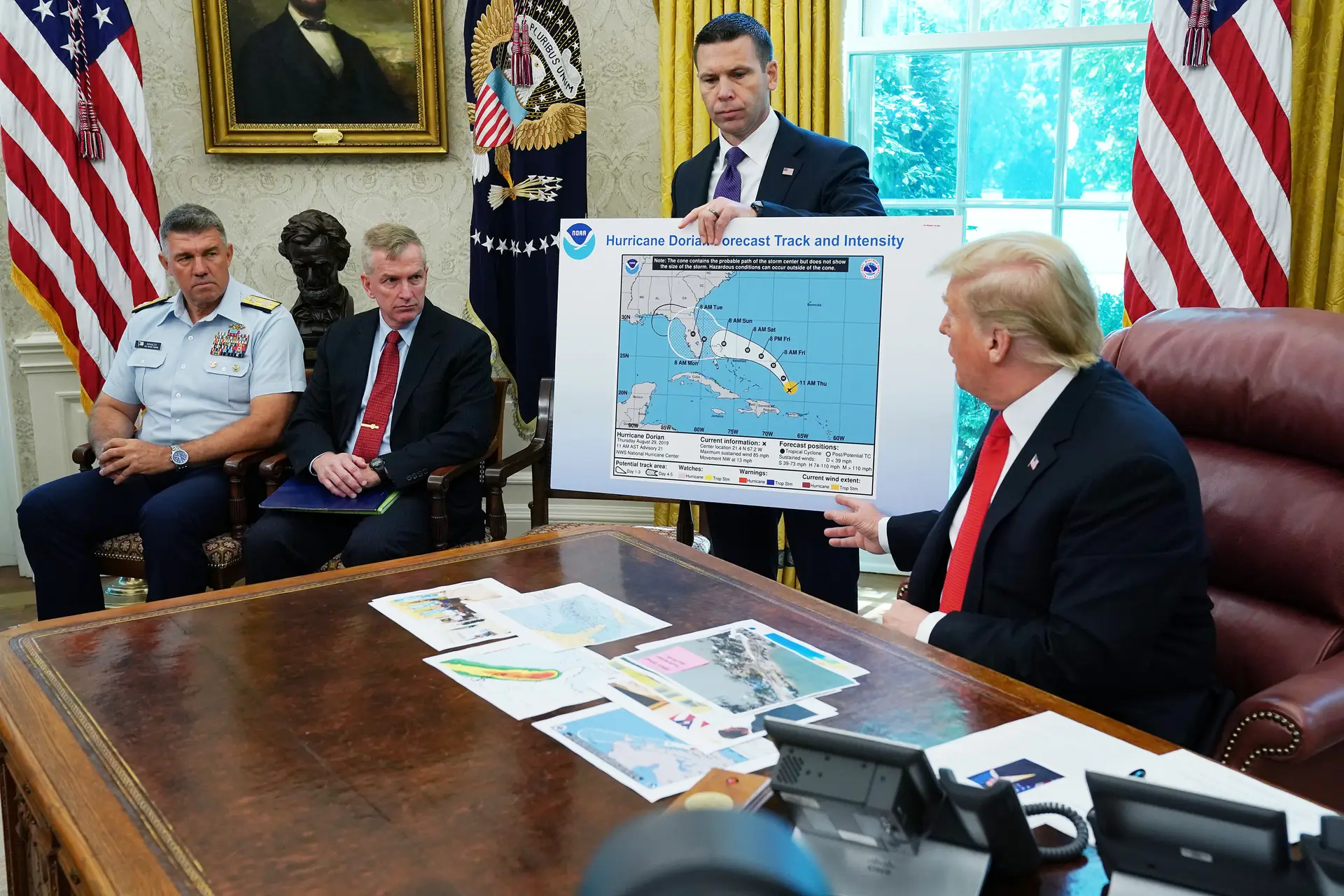 Trump recorreu a um mapa aparentemente manipulado sobre a rota do furacão Dorian