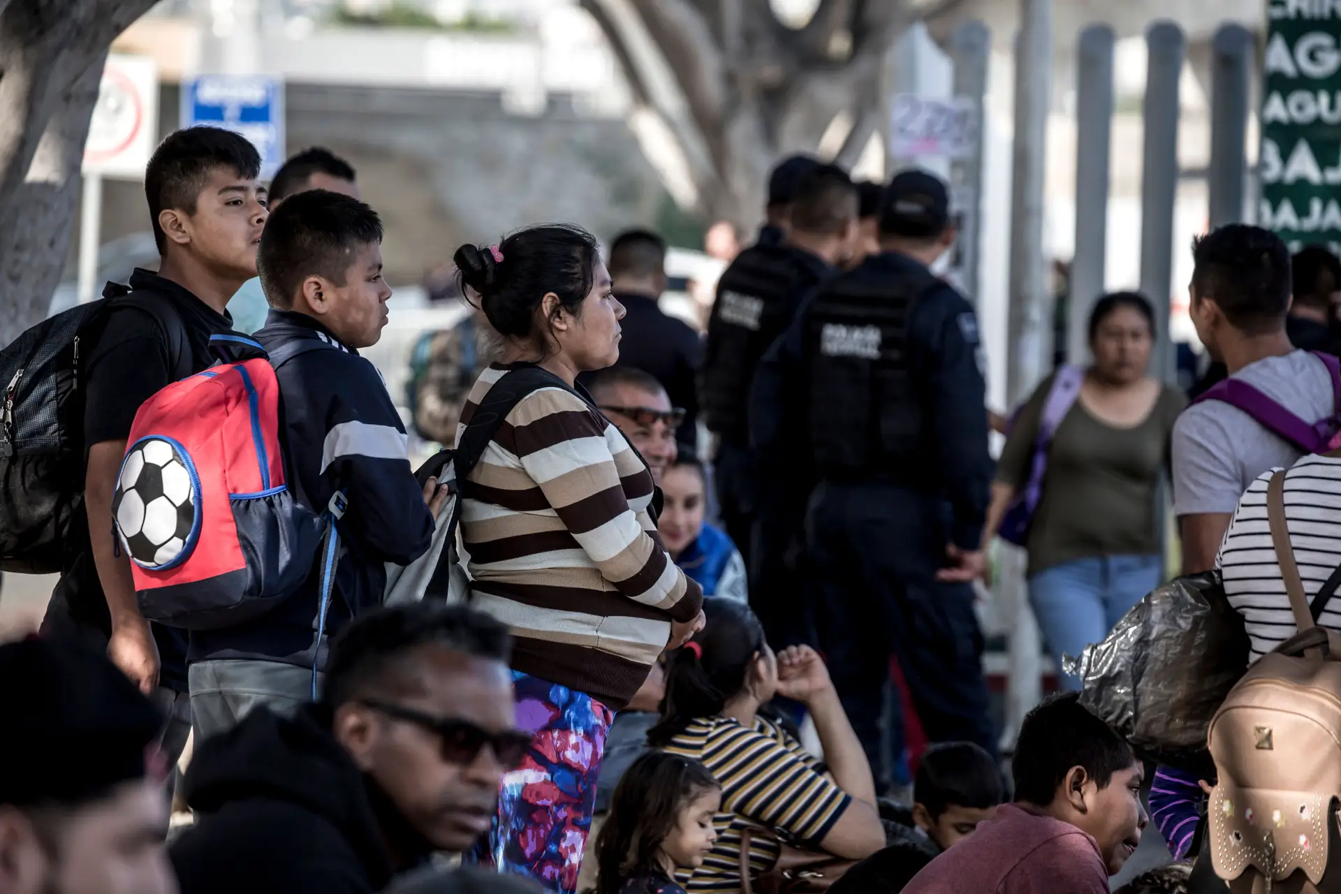 Pessoas aguardam na fronteira entre os EUA e México para a primeira entrevista do processo de pedido de asilo