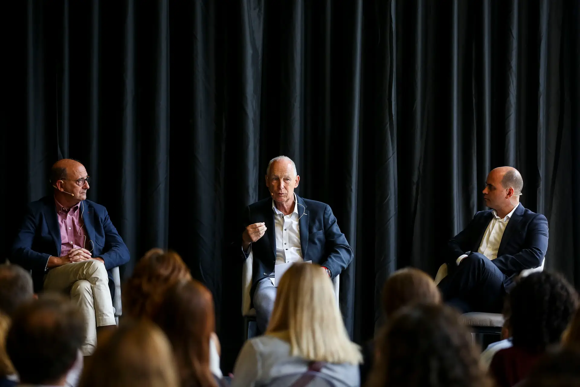 Roland Bachmeier (ao centro na foto) transformou um hotel com mais de 40 anos numa unidade hoteleira autosuficiente. No encontro promovido pelo ISQ sobre eficiência energética e ambiental, os convidados partilharam as experiências na adopção de medidas que lhes permitiram reduzir a fatura mensal e criar projetos mais sustentáveis