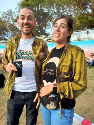 Simone e Gaia vieram da Sardenha para ver os Arctic Monkeys