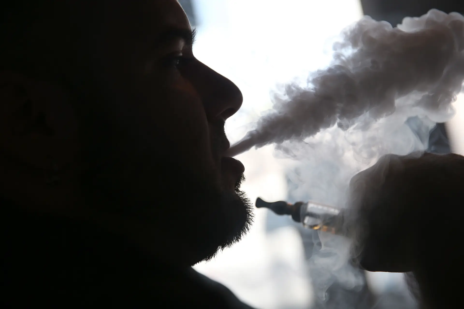 Afinal, o que se passa com os cigarros eletrónicos? Conheça a resposta a 12 dúvidas