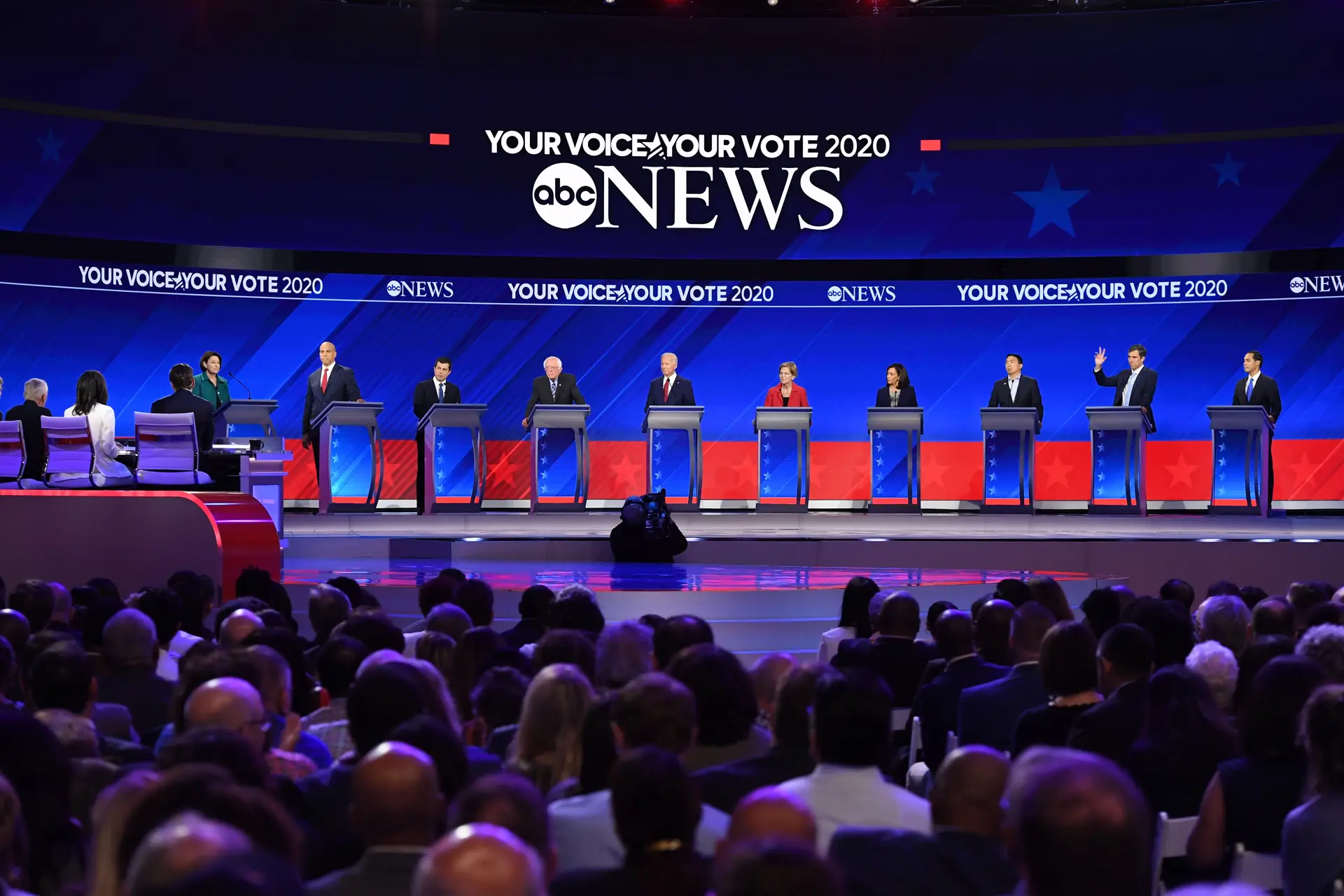 Biden em guerra aberta com Warren e Sanders num debate em que se discutiu quem mais preserva legado de Obama