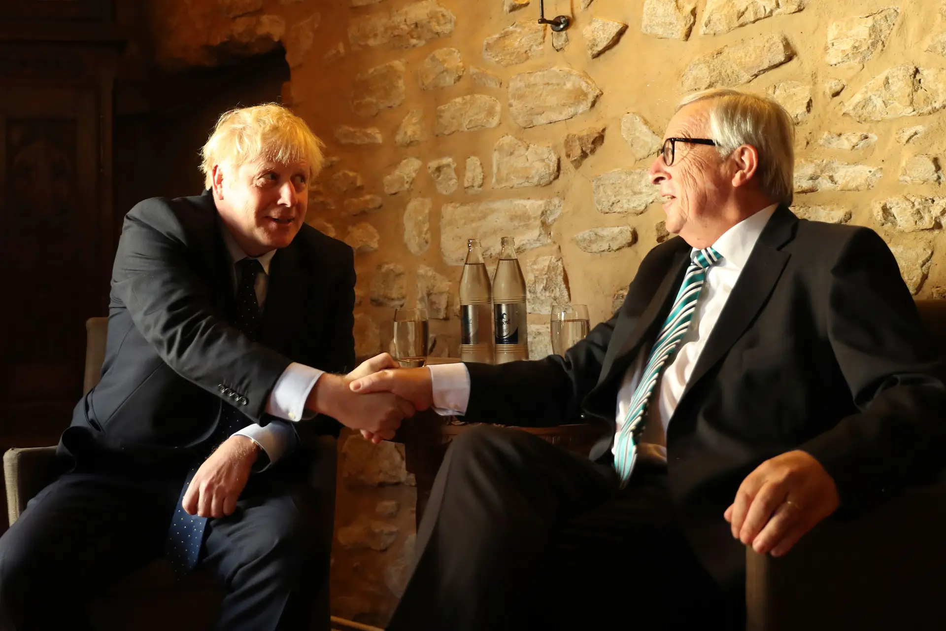 O primeiro-ministro britânico, Boris Johnson, e o presidente da Comissão Europeia, Jean-Claude Juncker