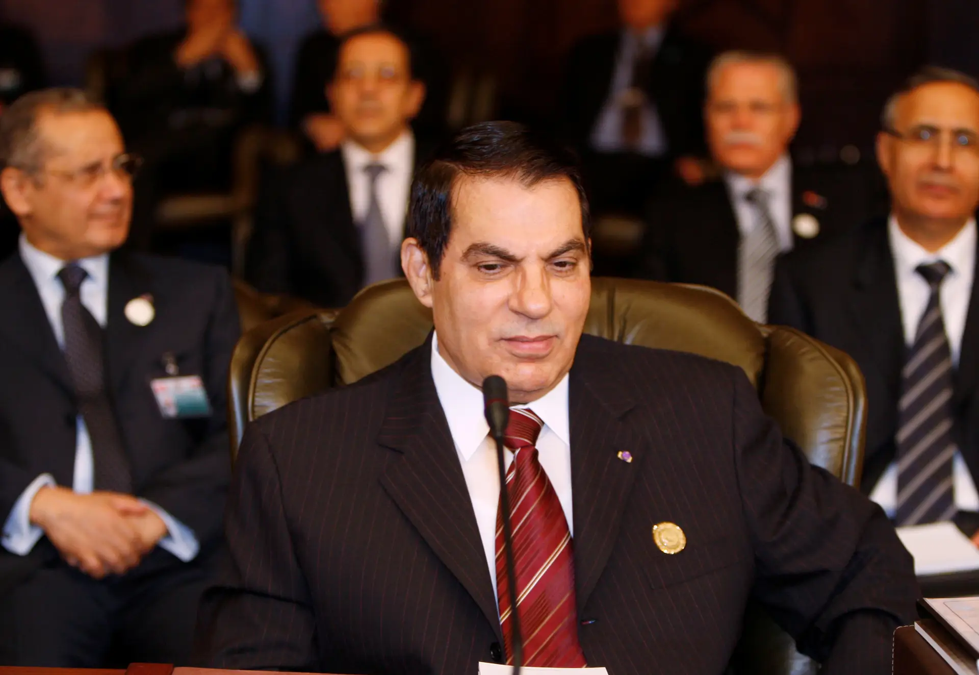 Ben Ali foi Presidente da Tunísia entre novembro de 1987 e 15 de janeiro de 2011. Abandonou o poder e o país onde nasceu porque não resistiu aos protestos da chamada ‘primavera árabe’