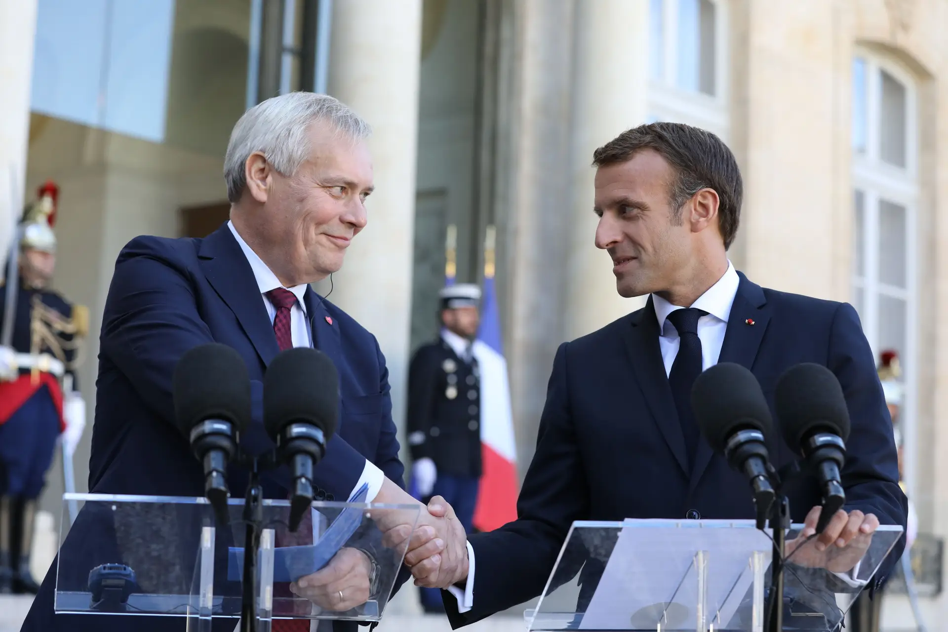 O primeiro-ministro da Finlândia, Antti Rinne, e o Presidente francês, Emmanuel Macron