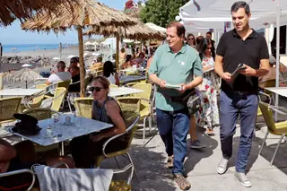 João Freitas (à esq.), cabeça de lista nas eleições regionais, e André Silva, líder do PAN, durante uma recente ação de campanha do partido junto a um complexo balnear no Funchal <span class="creditofoto">Foto HOMEM DE GOUVEIA / LUSA</span>