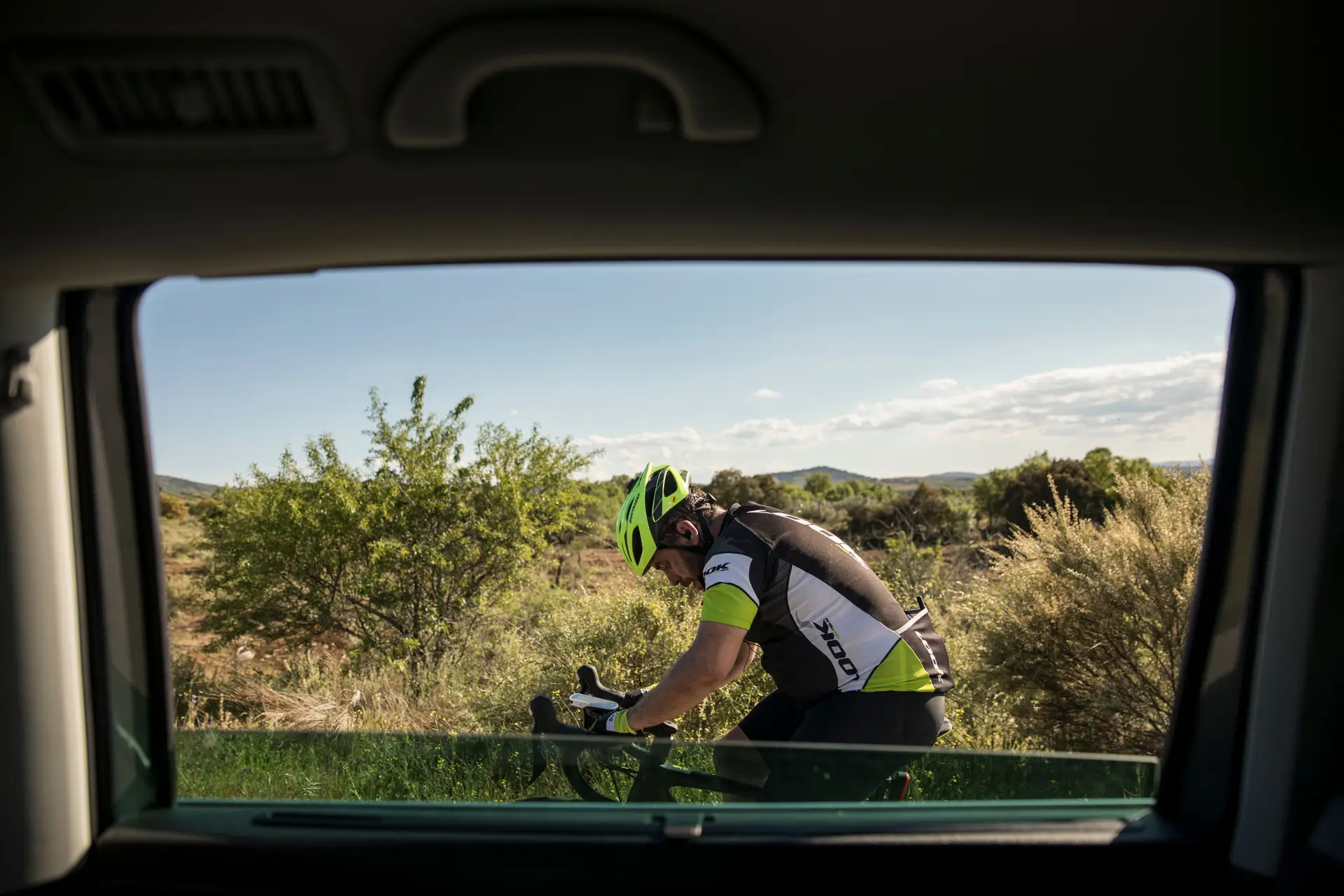 Foto 5 da fotogaleria: Tiago Cação, road manager que quer bater o recorde de bicileta da estrada Nacional 2, em treinos na zona de Almeida
