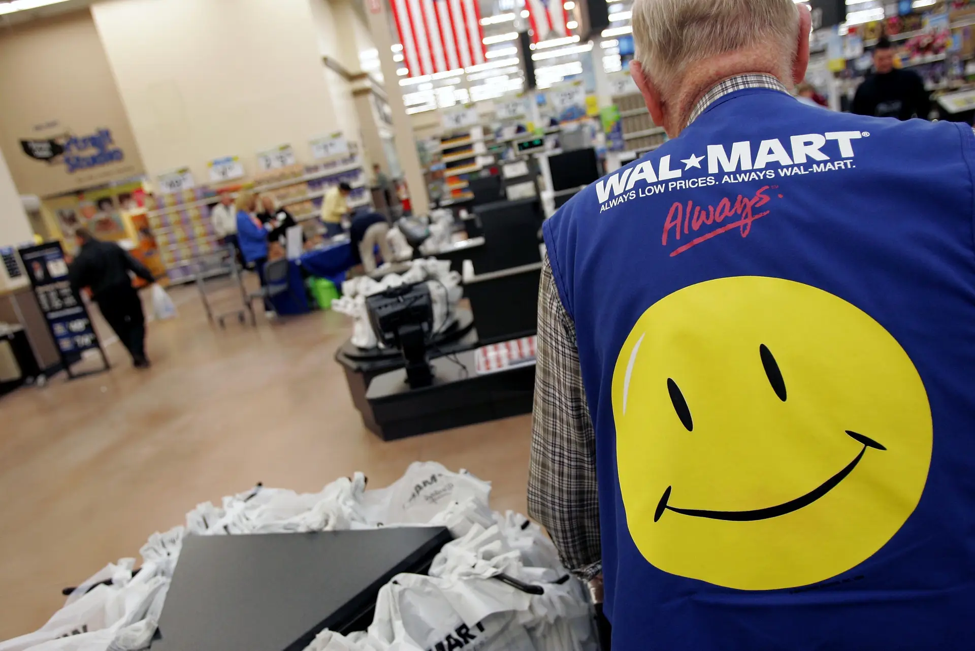 Walmart financia-se em 5 mil milhões de dólares antes da subida das taxas de juro pela Fed