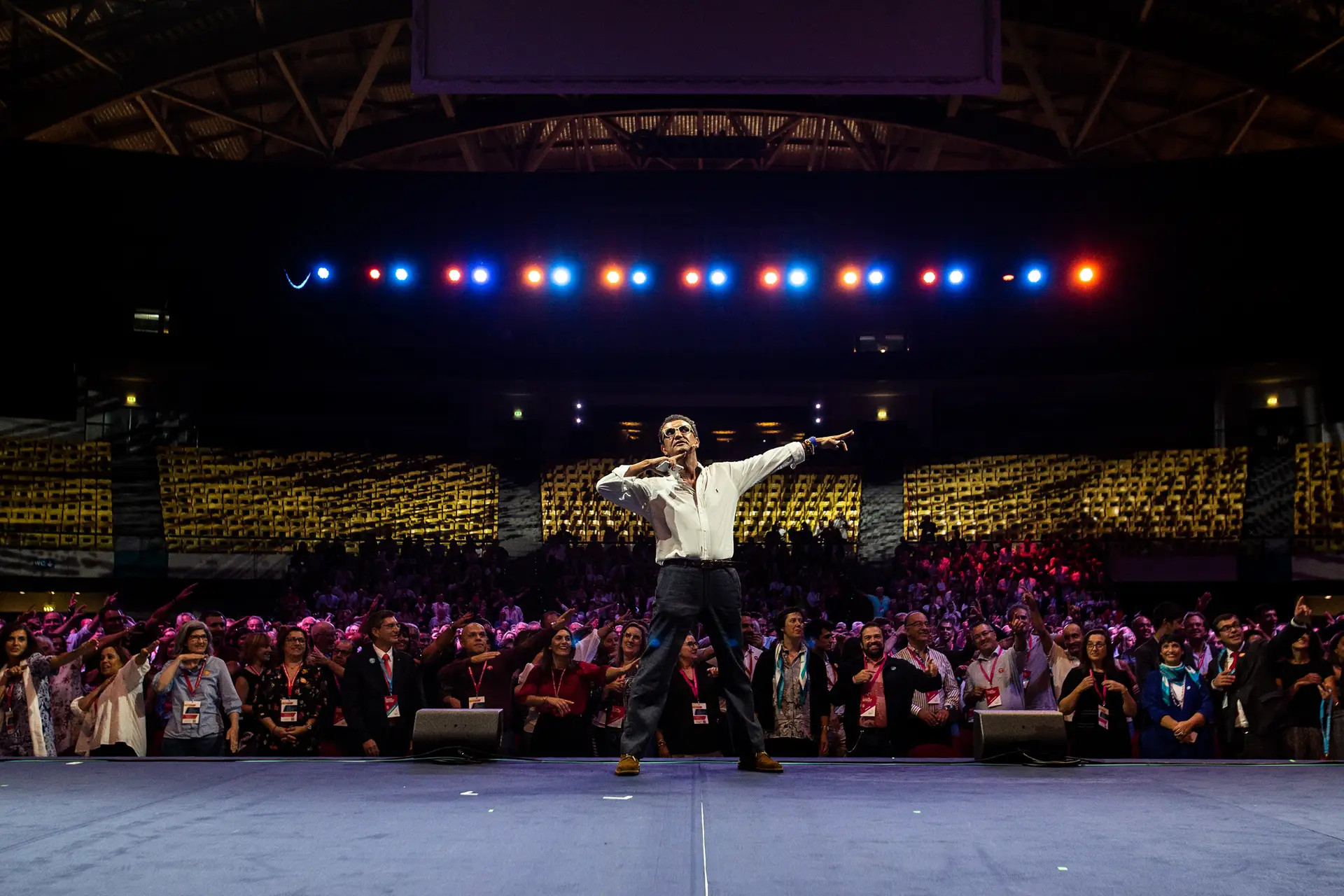 Jorge Sequeira, professor universitário e orador de palestras motivacionais, foi a surpresa do dia."A melhor forma de prever o futuro é criá-lo. E vocês estão aqui a criar esse futuro. O que é a contabilidade? "É a economia sem suposições, o que nos dá alguma certeza", disse o orador que pôs o público a cantar e a imitar Usain Bolt