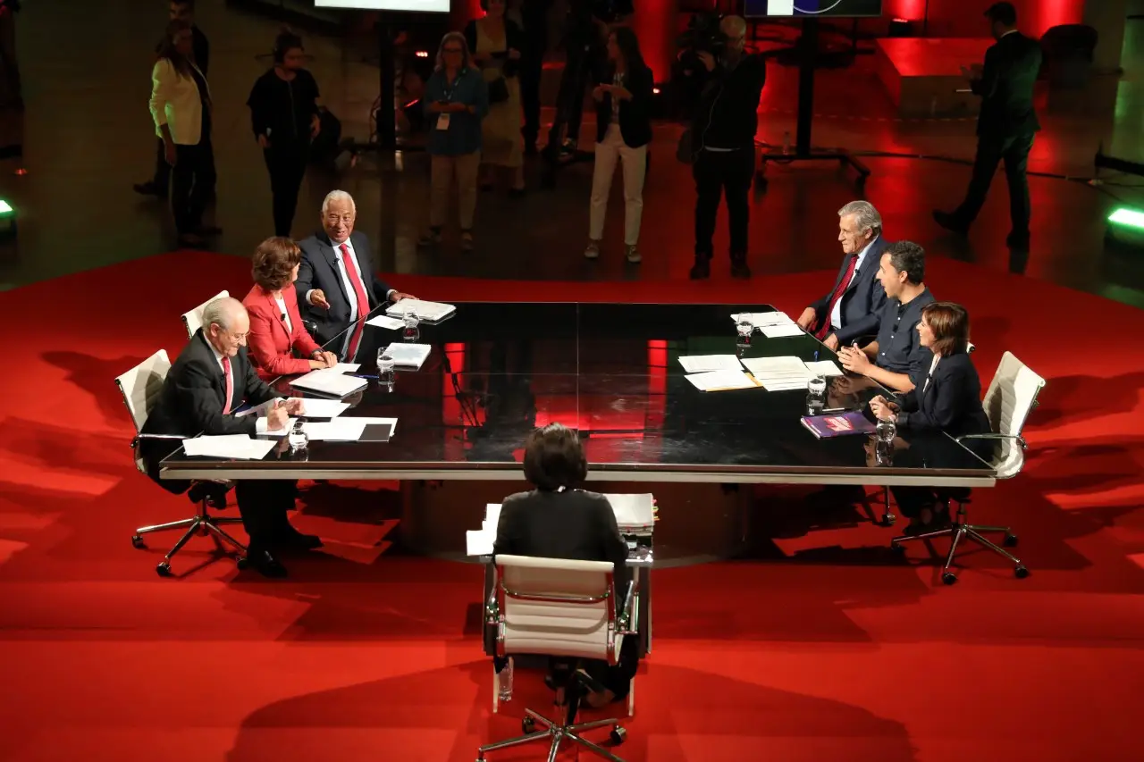 O arrufo, um milagre e o dedinho apontado. Todos contra Costa no último debate