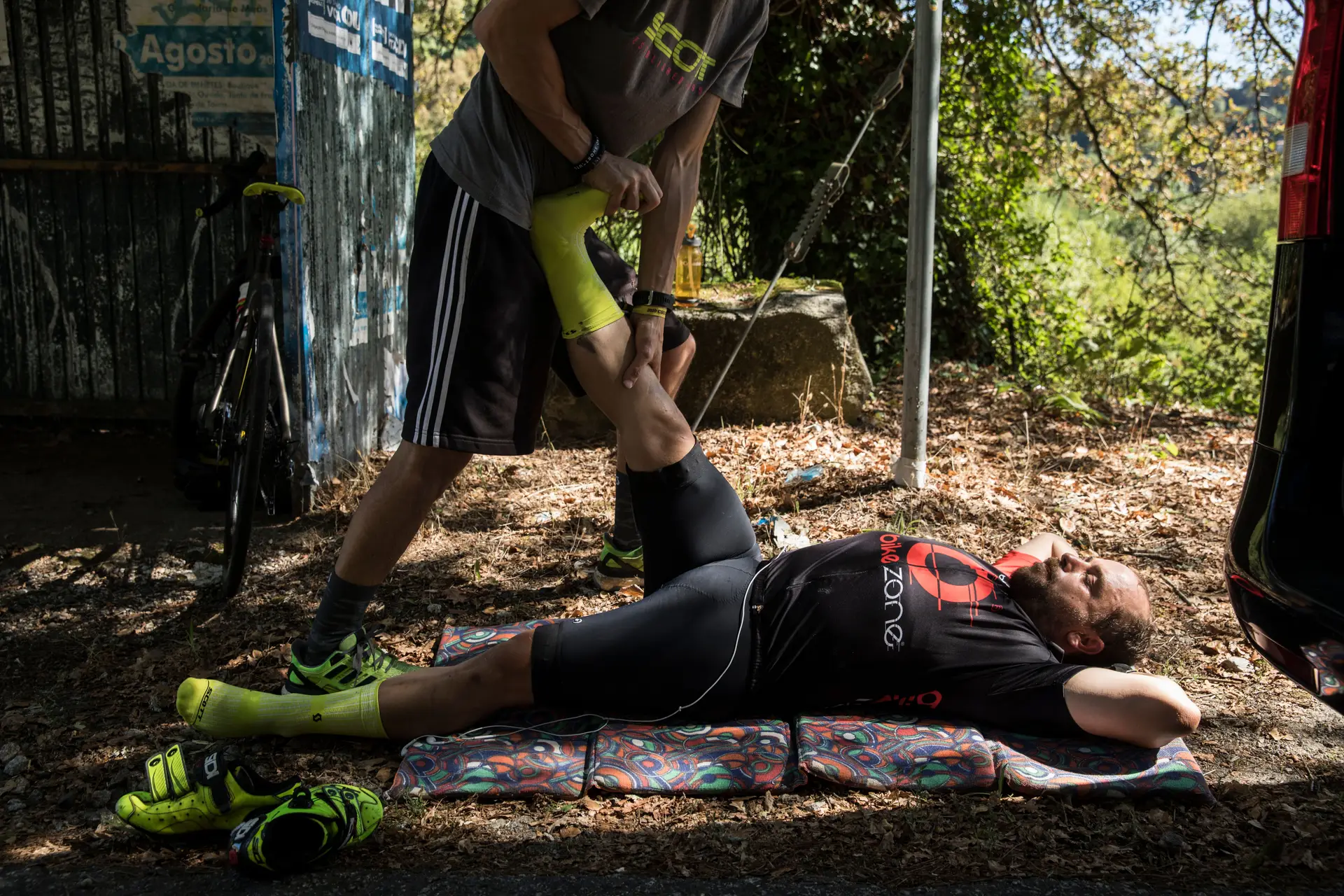Fotogaleria 3, foto 1: Tiago Cação, no dia em que tentou bater o recorde de bicicleta da Estrada Nacional 2. Paragem para descanso