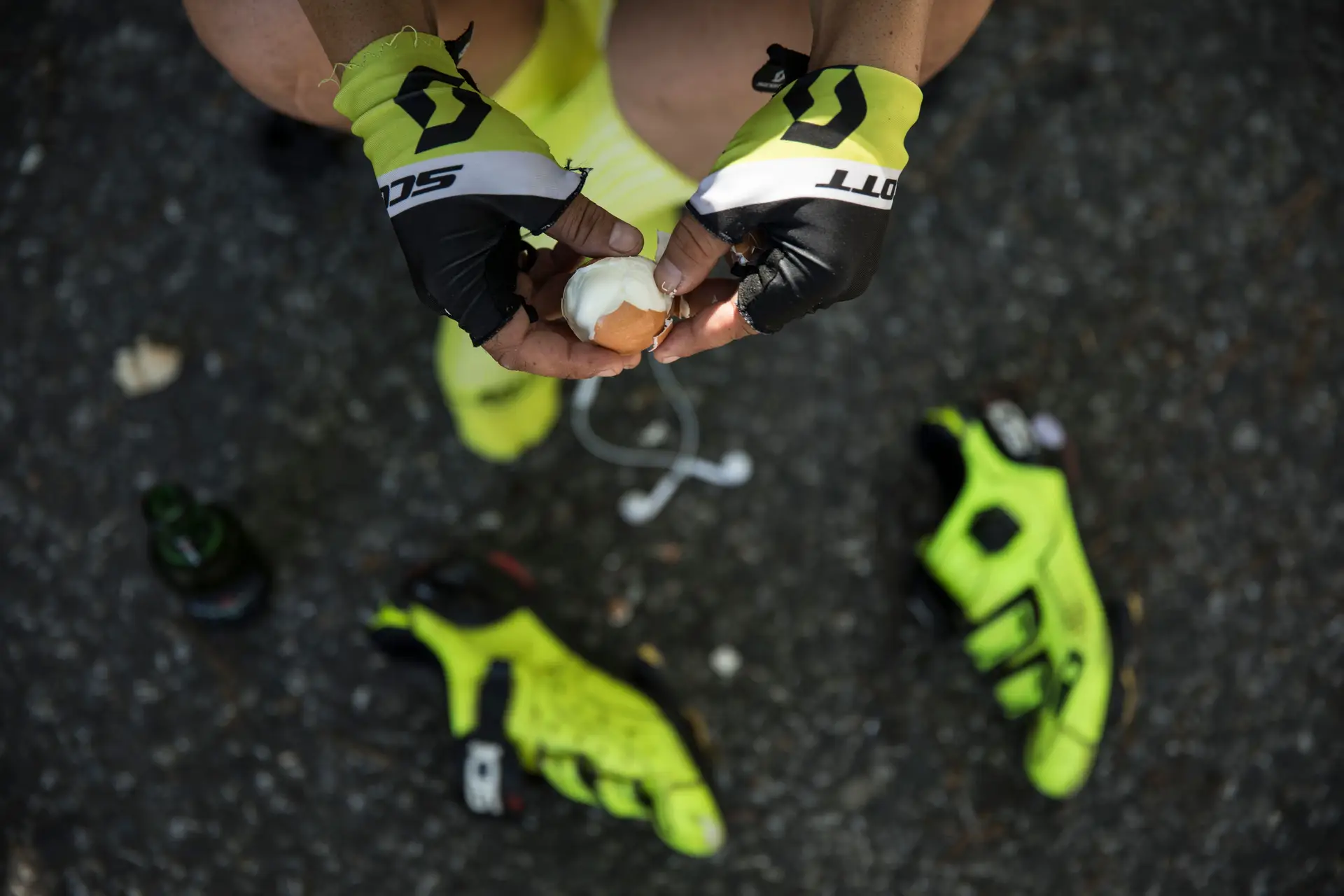 Fotogaleria 3, foto 2: Tiago Cação, no dia em que tentou bater o recorde de bicicleta da Estrada Nacional 2. Paragem para descanso