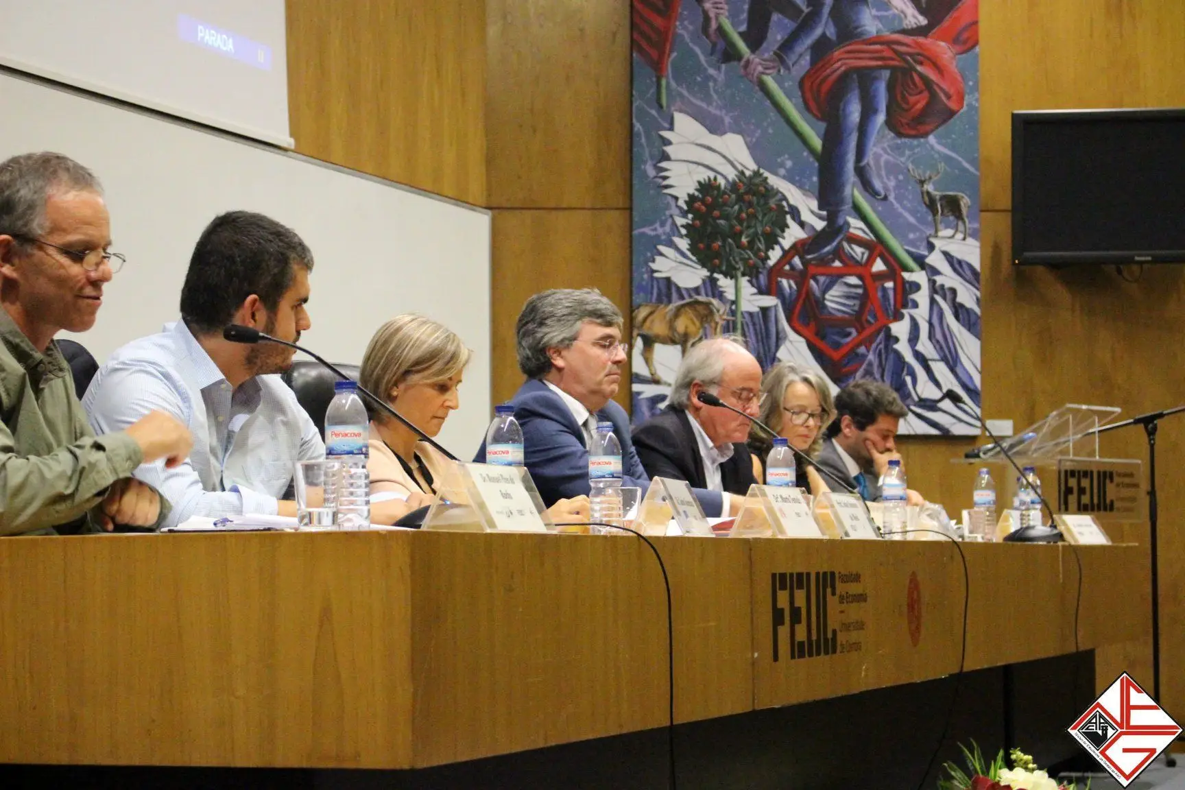Os seis, da esquerda para a direita: Manuel Pires da Rocha (CDU), Carlos Guimarães Pinto (Iniciativa Liberal), Marta Temido (PS), João Navega (Aliança), Fátima Ramos (PSD) e André Ventura (Chega). Exatamente ao centro, o professor e aqui moderador João Barbosa de Melo