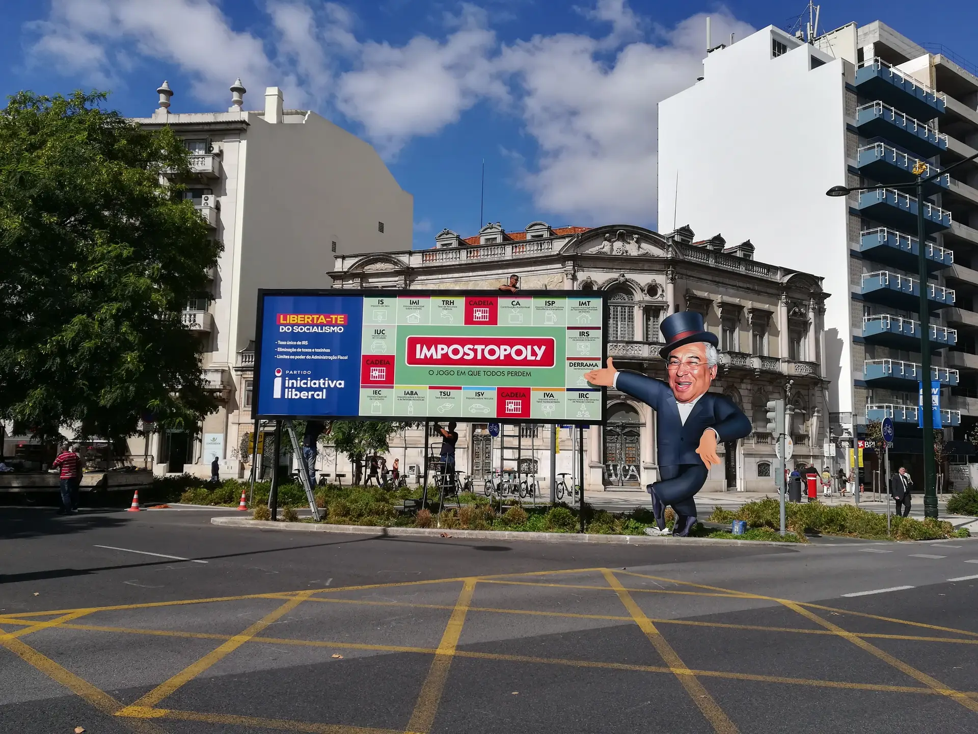 “Impostopoly”, o jogo no cartaz da Iniciativa Liberal na Praça Duque de Saldanha