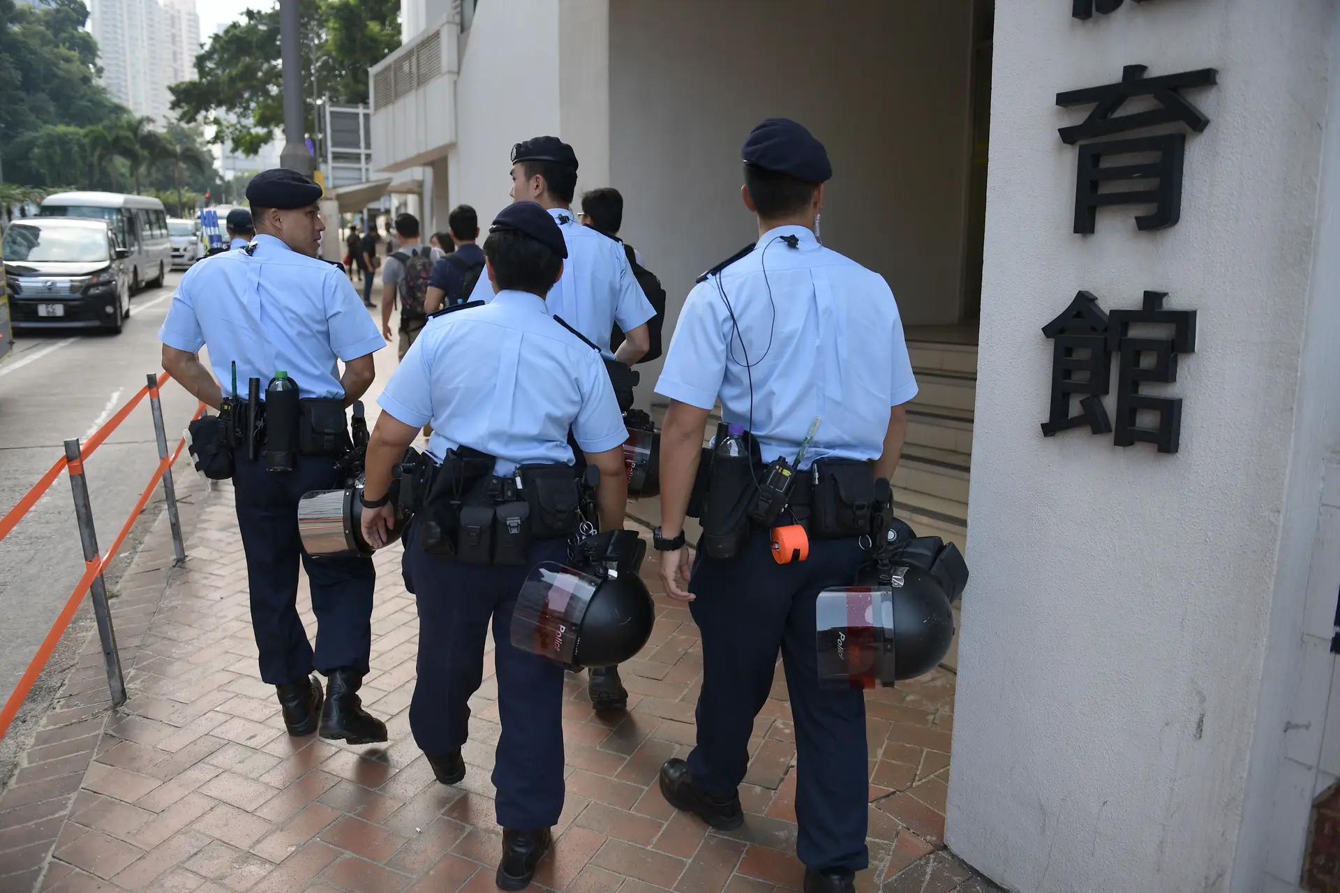 Chefe do executivo de Hong Kong começa hoje diálogo com população