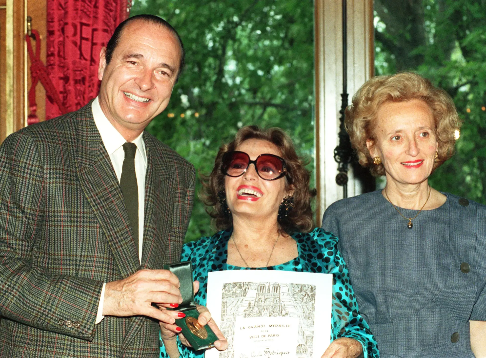 Jacques Chirac, então presidente da Câmara de Paris, entrega a Medalha da Cidade a Amália Rodrigues, a 11 de maio de 1989, na presença da mulher, Bernadette