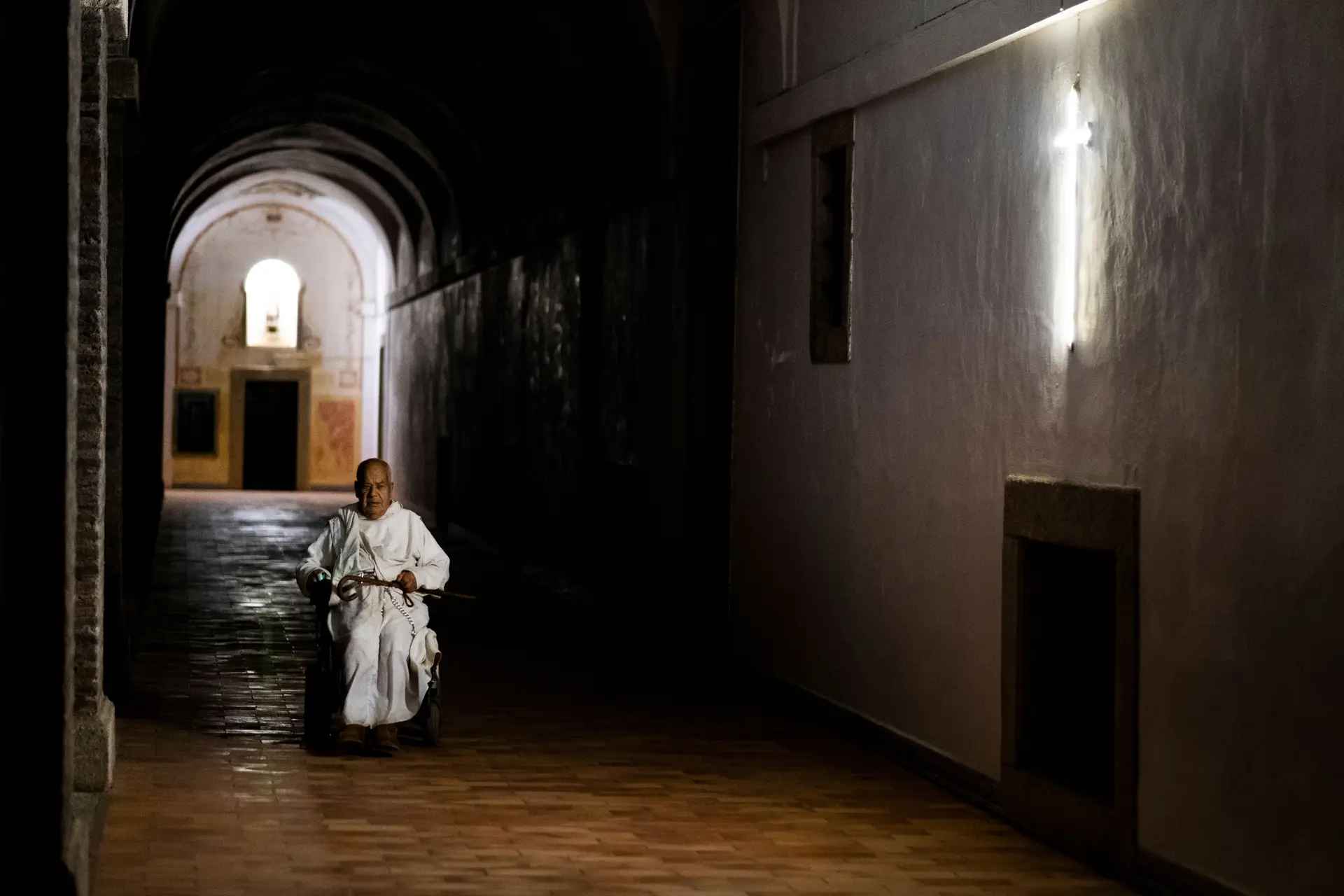 O monge José Maria, 91 anos, já não consegue atravessar sozinho os corredores do claustro e precisa de utilizar uma cadeira de rodas elétrica