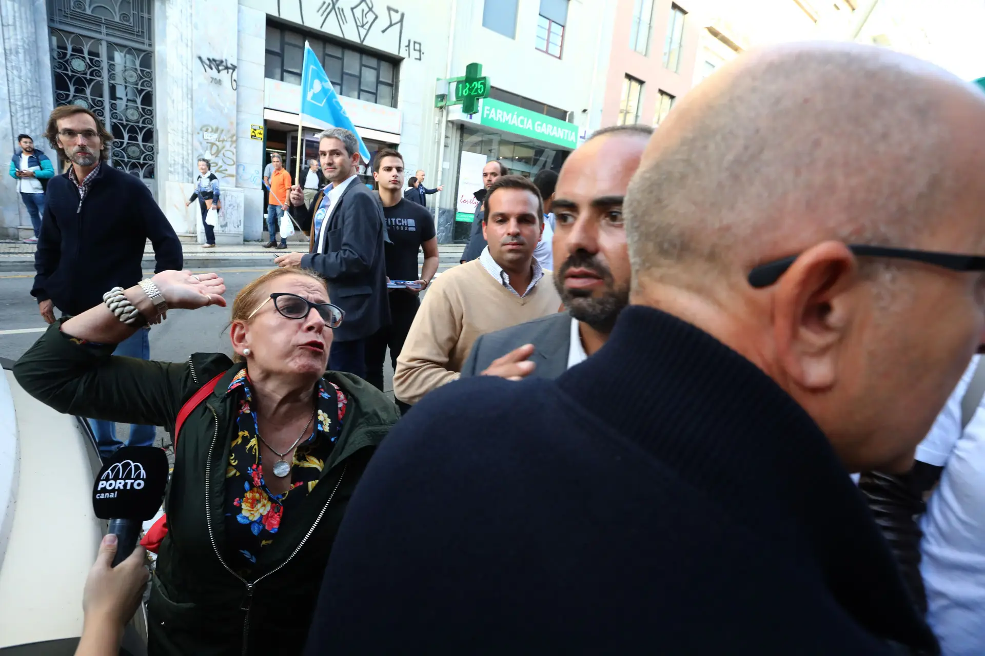 Esta mulher tentou agredir Assunção Cristas esta tarde no Porto enquanto gritava impropérios