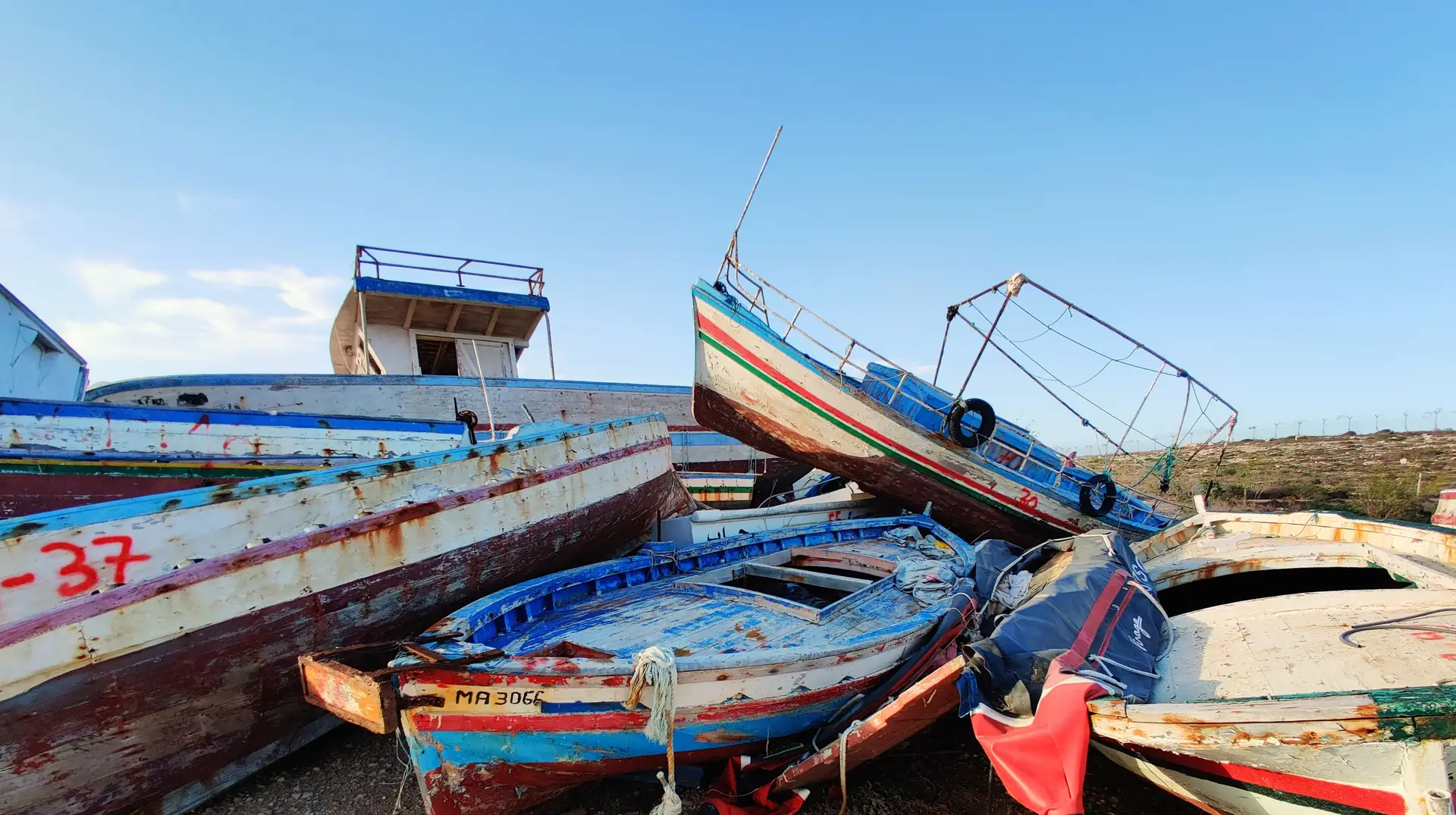 Uma Jovem Fica No Leme Do Navio E Olha Para A Bússola, Escapar Do