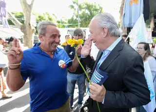 Santana Lopes encontrou mais um santanista (estavam todos em Cascais esta manhã): Pedro Pinto, líder da distrital do PSD (e seu ex-vereador) estava a fazer campanha pelo partido no mercado de Cascais