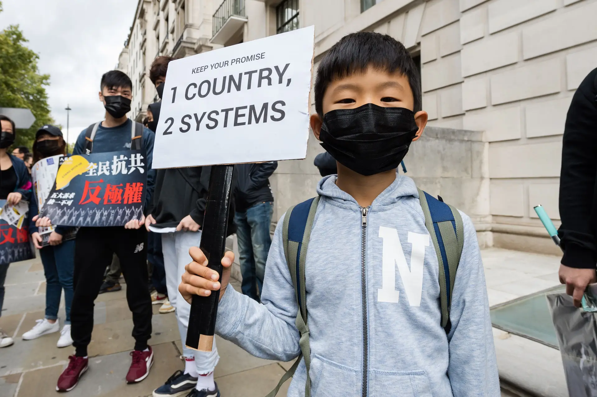 Milhares exigem investigação a abuso de direitos das crianças em protestos de Hong Kong