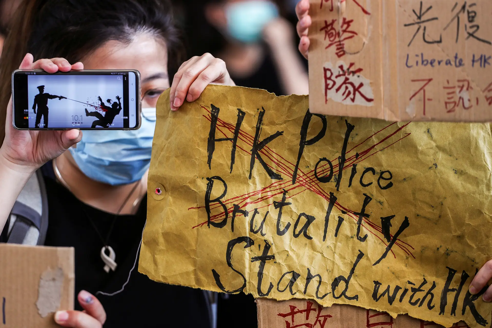 Jovem alvejado nos protestos de Hong Kong vai ser acusado criminalmente