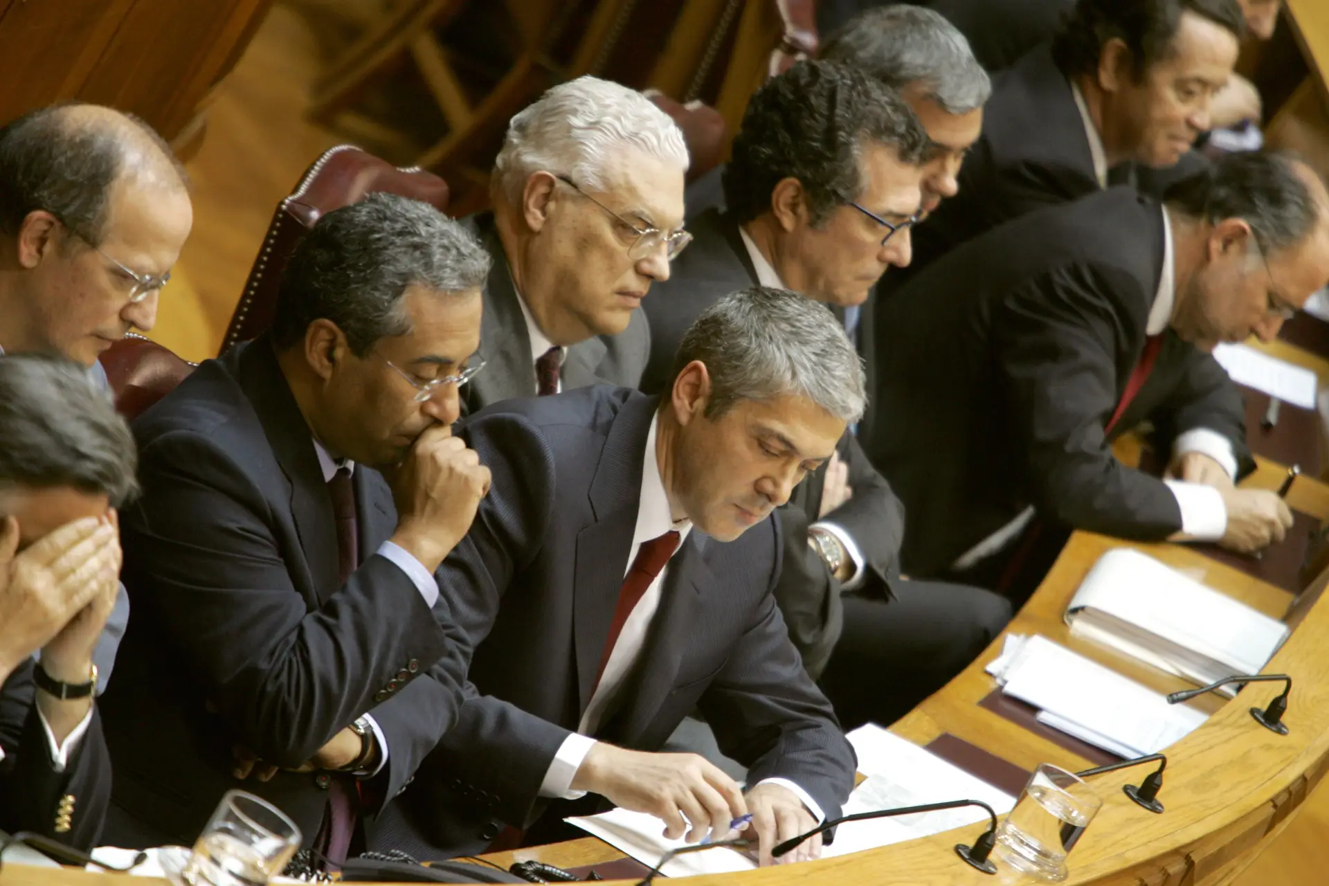 Freitas do Amaral foi ministro de Estado e dos Negócios Estrangeiros durante o primeiro Governo de José Sócrates. Com eles, aparece em primeiro plano António Costa, à época ministro de Estado e da Administração Interna