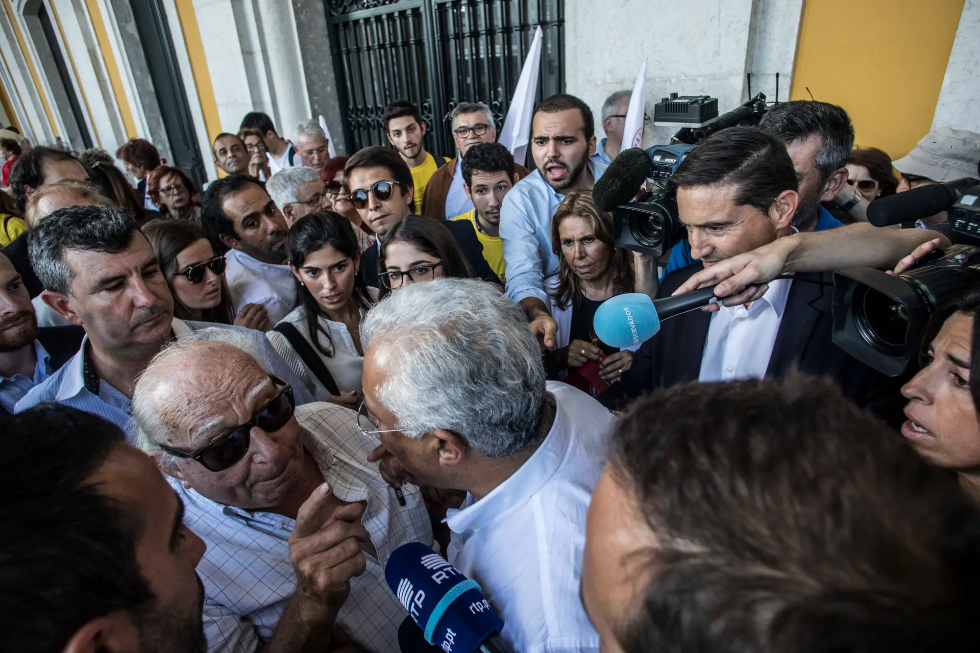 PS acusa homem que abordou Costa de ser do CDS, mas centristas negam