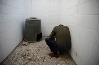 André Silva visitou um centro de recuperação de animais selvagens no Cadaval e visitou uma raposa muito tímida