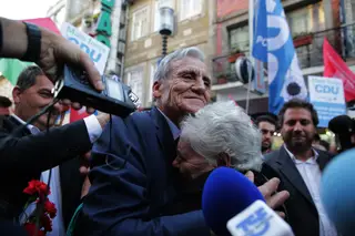 Uma mulher furou a barreira de segurança e o muro de militantes que acompanhavam Jerónimo para dar o abraço mais apertado de todos os recebidos pelo líder comunista na arruada do Porto. De molho de cravos na mão, foi o encontro de dois velhos militantes e amigos comunistas.