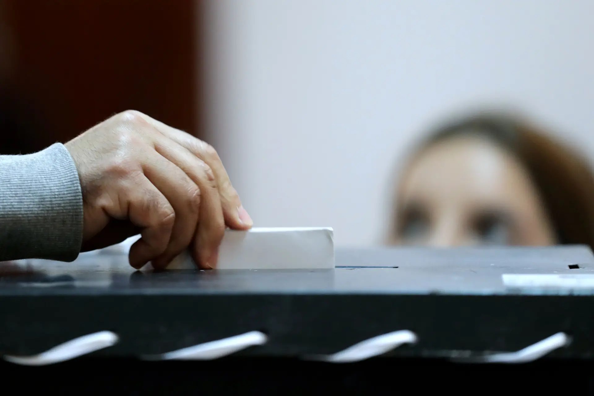PSD propõe voto antecipado nas presidenciais para eleitores em confinamento obrigatório