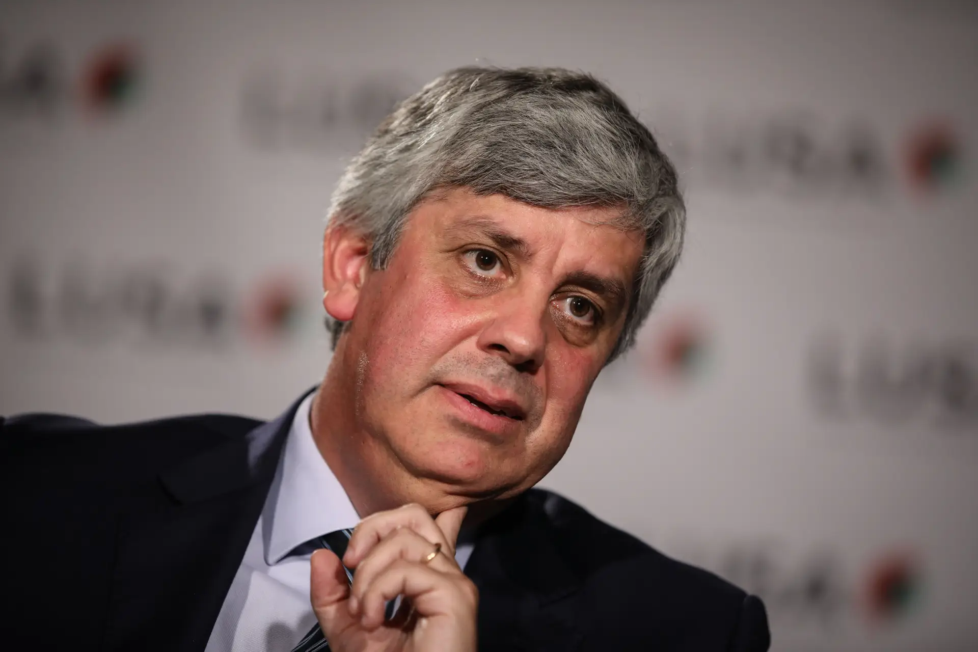 Centeno em entrevista à “Folha de S. Paulo”: menos Estado levou ao populismo radical