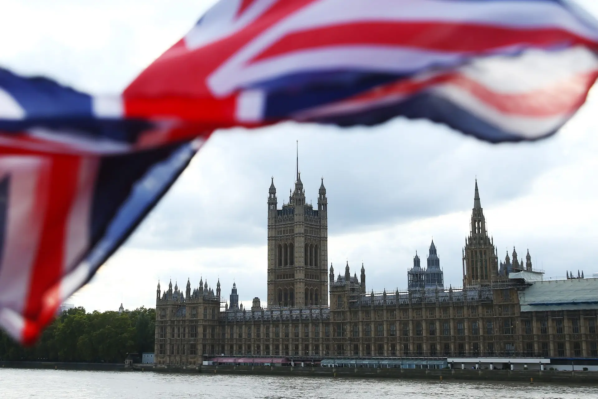 Parlamento britânico deverá ser novamente suspenso esta noite