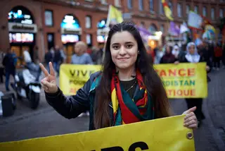 Jovem curda manifesta-se em França contra ataque turco