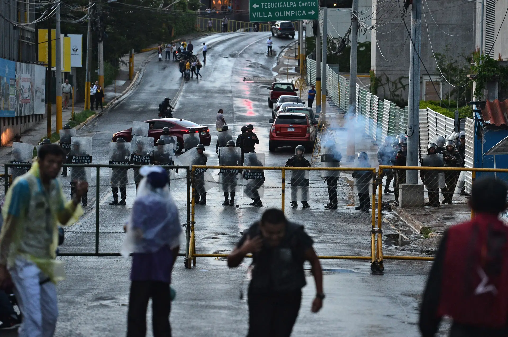 Polícias das Honduras usa gás lacrimogéneo para dispersar manifestantes
