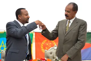 O etíope Abiy Ahmed (à esquerda) e o eritreu Isaias Afwerki celebram a reabertura da embaixada da Eritreia na Etiópia, a 16 de julho de 2018