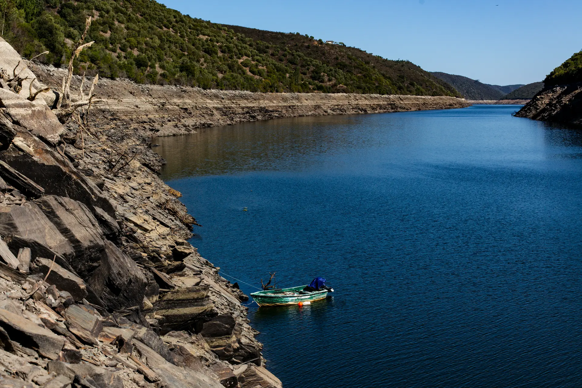 A água da albufeira de Cedillo baixou mais de 10 metros de um dia para o outro em meados de setembro. Os pescadores portugueses não foram avisados e não conseguem aceder aos barcos, devido à inclinação xistosa das margens