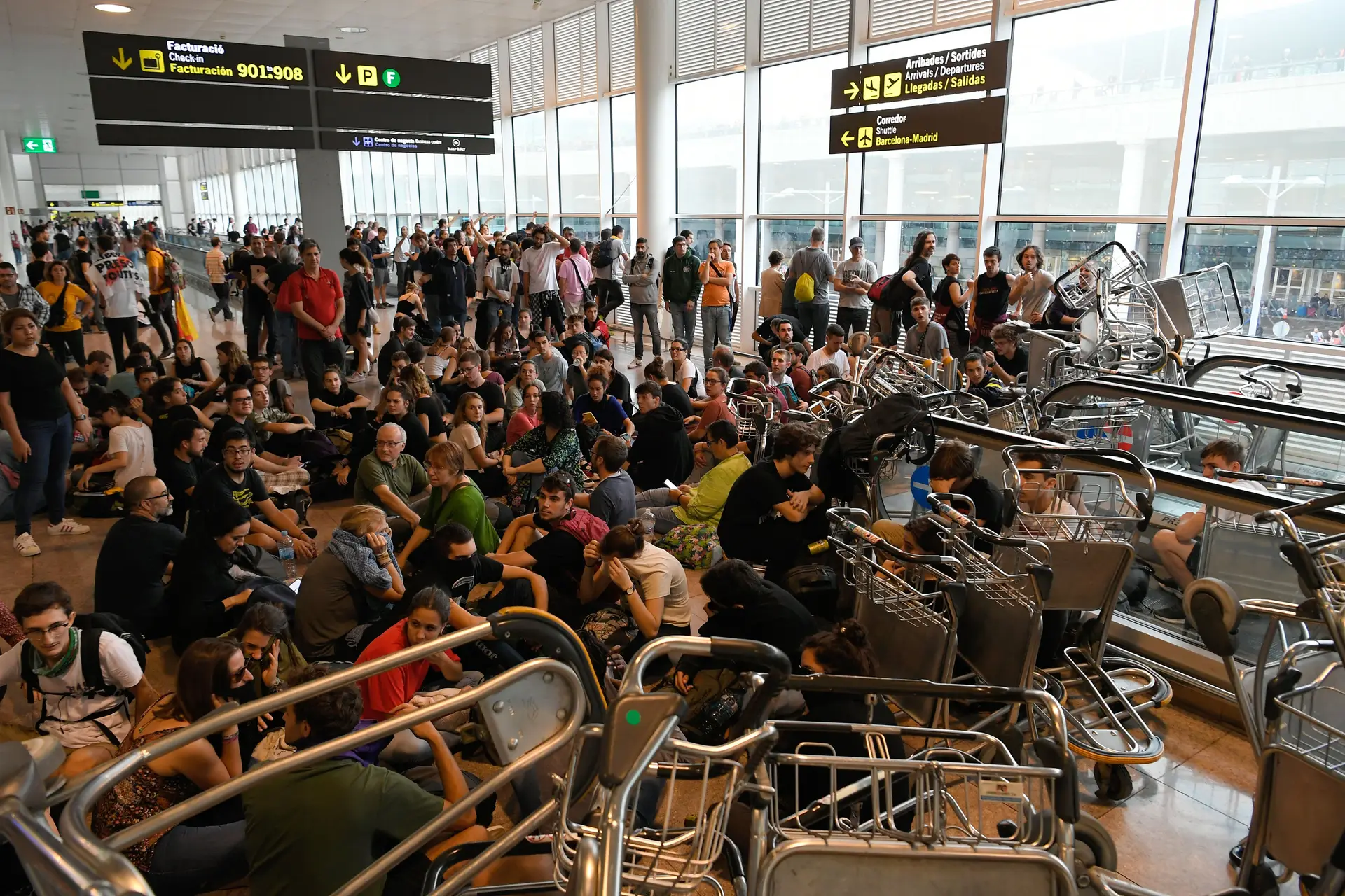 Manifestantes bloqueiam passagens no interior do aeroporto El Prat, em Barcelona
