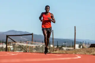 Braima Dabó treina sozinho na pista do Instituto Politécnico de Bragança, sob orientação de José Regalo, treinador do Atlético Clube da Maia, onde o guineense faz exercícios específicos aos sábados <span class="creditofoto">Foto Rui Duarte Silva</span>