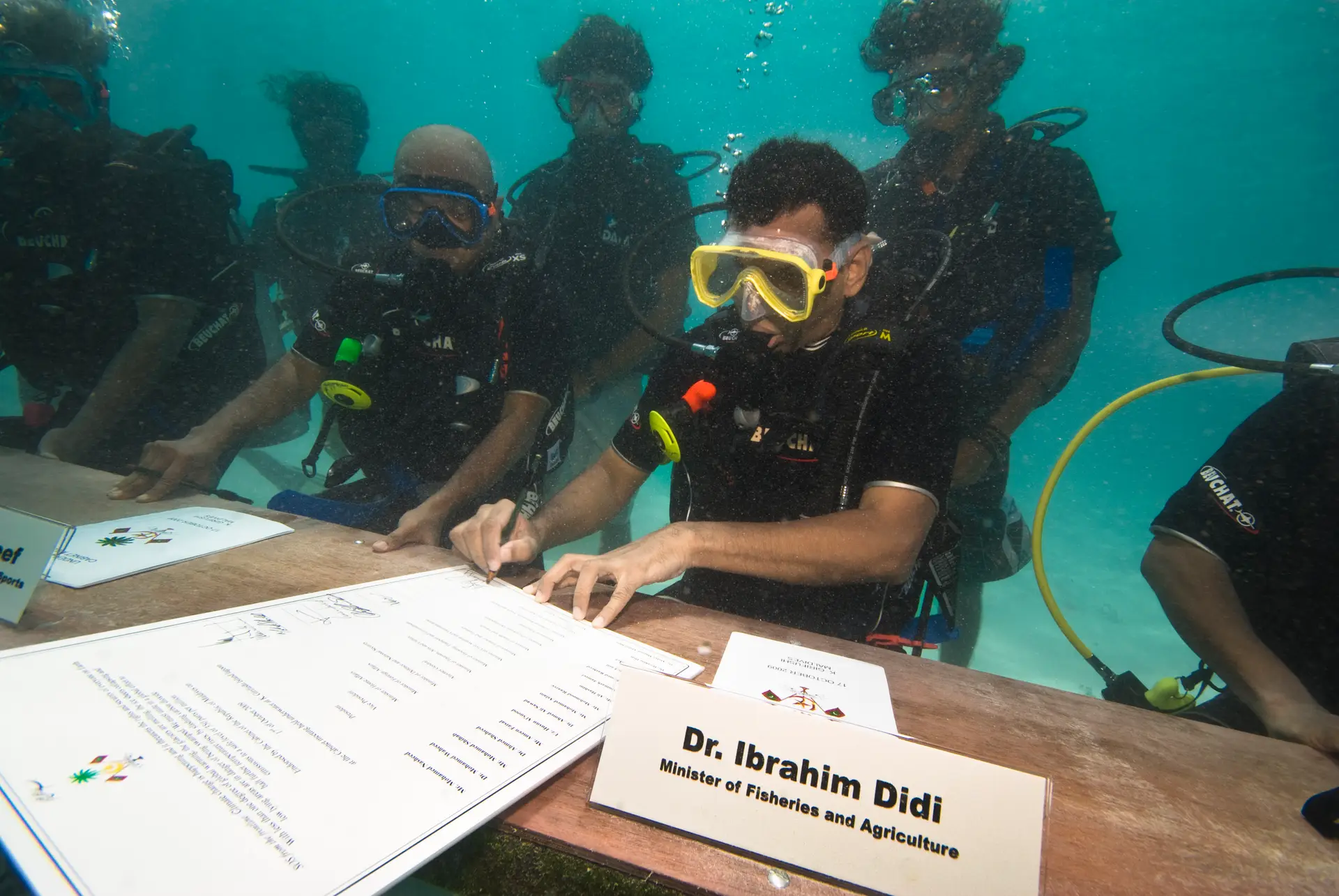 O ministro das Pescas e da Agricultura das Maldivas assina o “SOS climático” aprovado numa reunião subaquática, a 17 de outubro de 2009