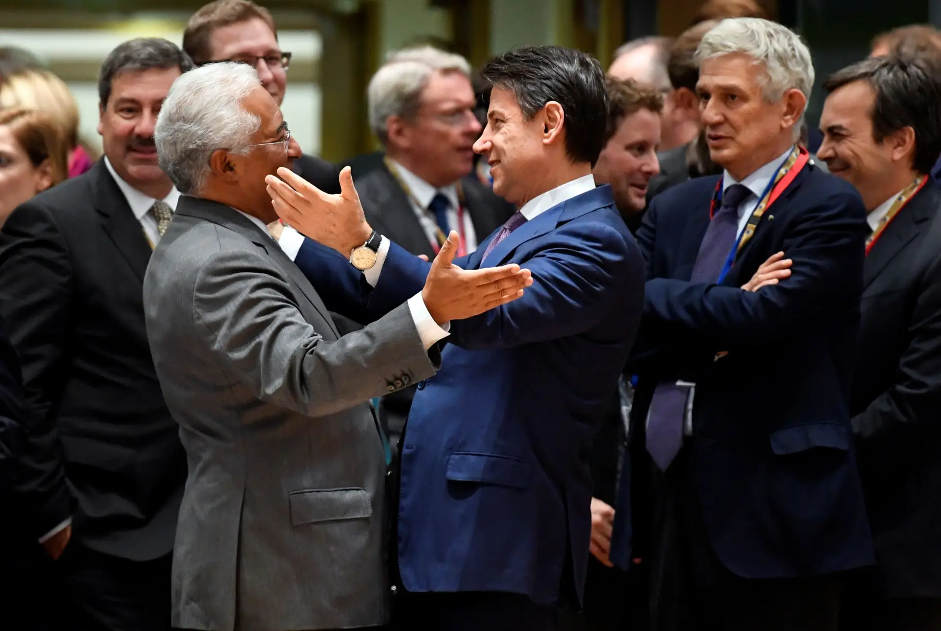 O primeiro-ministro português, António Costa, e o primeiro-ministro italiano, Giuseppe Conte, saúdam-se num abraço à entrada da reunião de líderes no Conselho Europeu