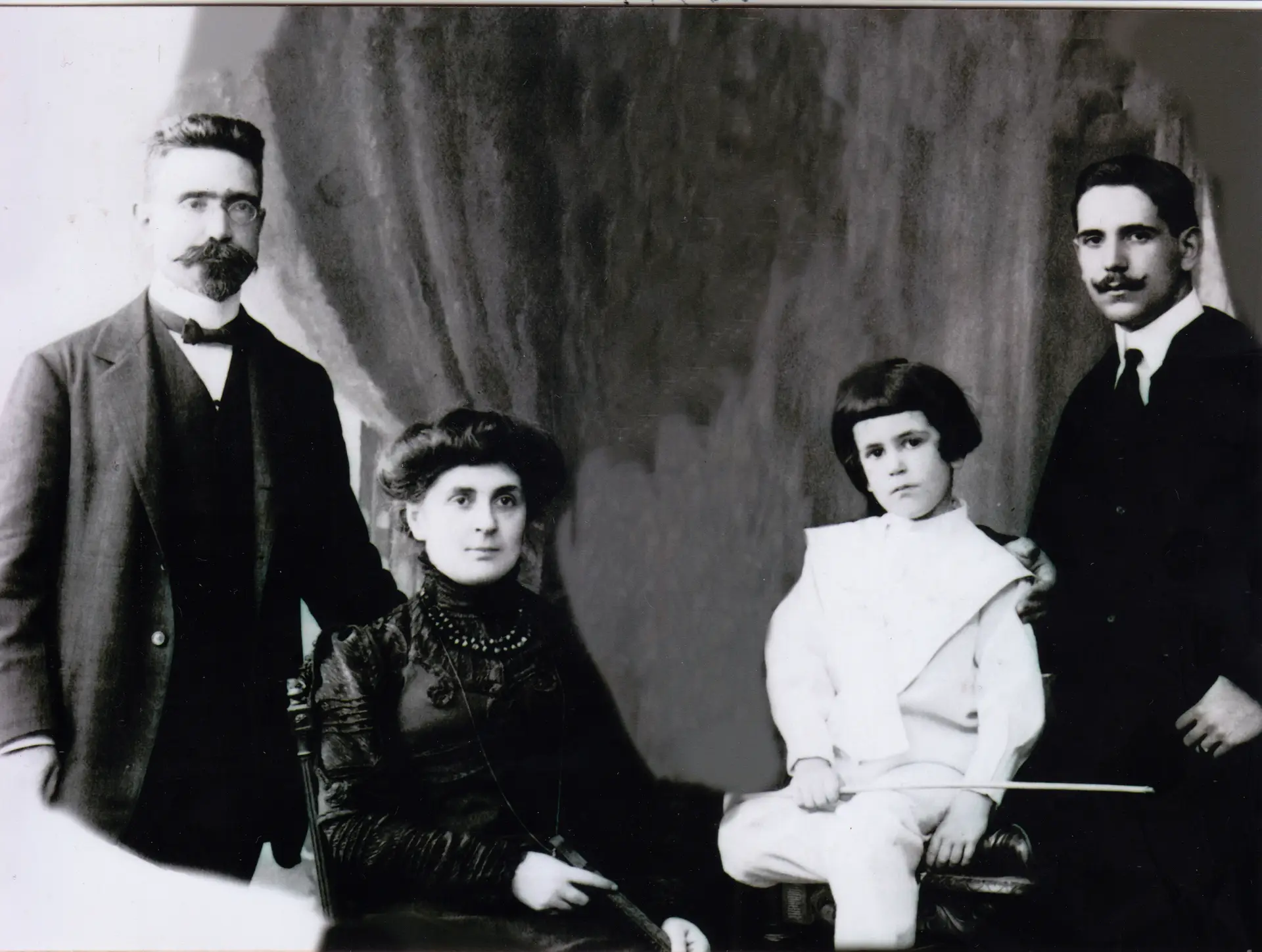 Armando de Lacerda em criança, com os pais e o irmão, por volta de 1908