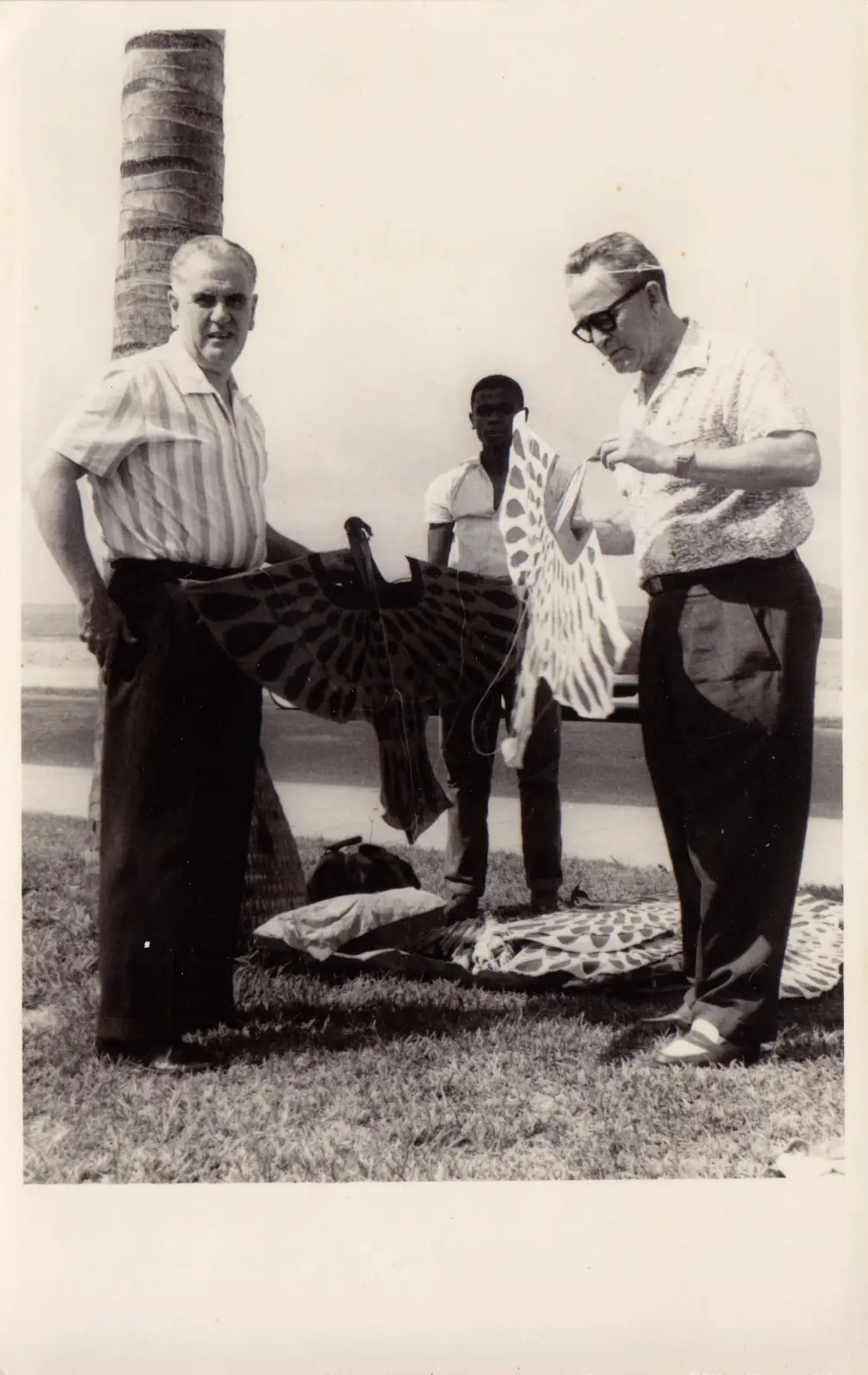 Armando de Lacerda, na praia de Ipanema, no Rio de Janeiro, em 1958