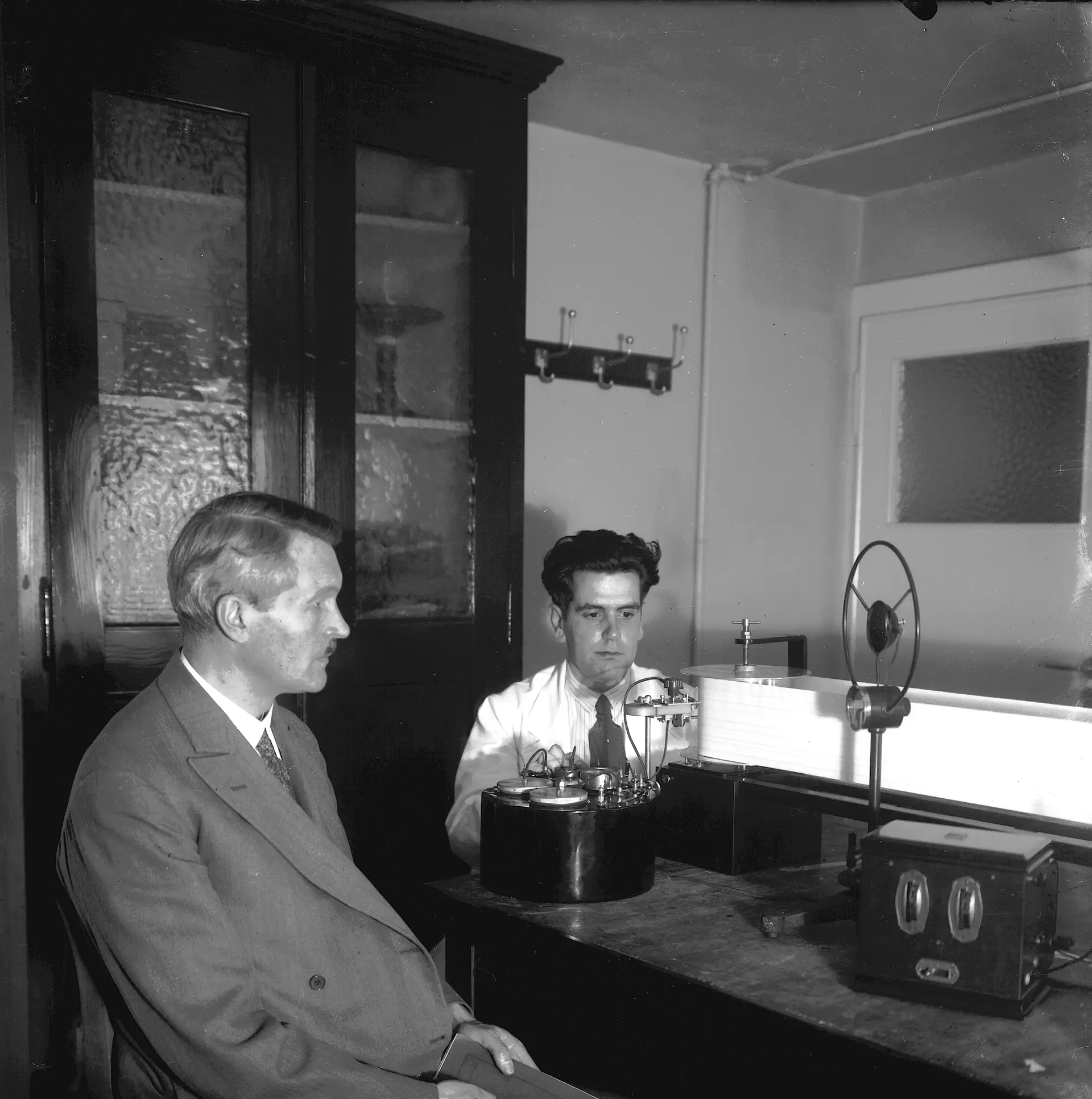 Lacerda a utilizar o seu policromógrafo no Instituto de Fonética da Universidade de Bona, em 1932. Da esquerda para a direita, Paul Menzerath, diretor do instituto, e Armando de Lacerda, na época bolseiro de investigação da Junta de Educação Nacional
