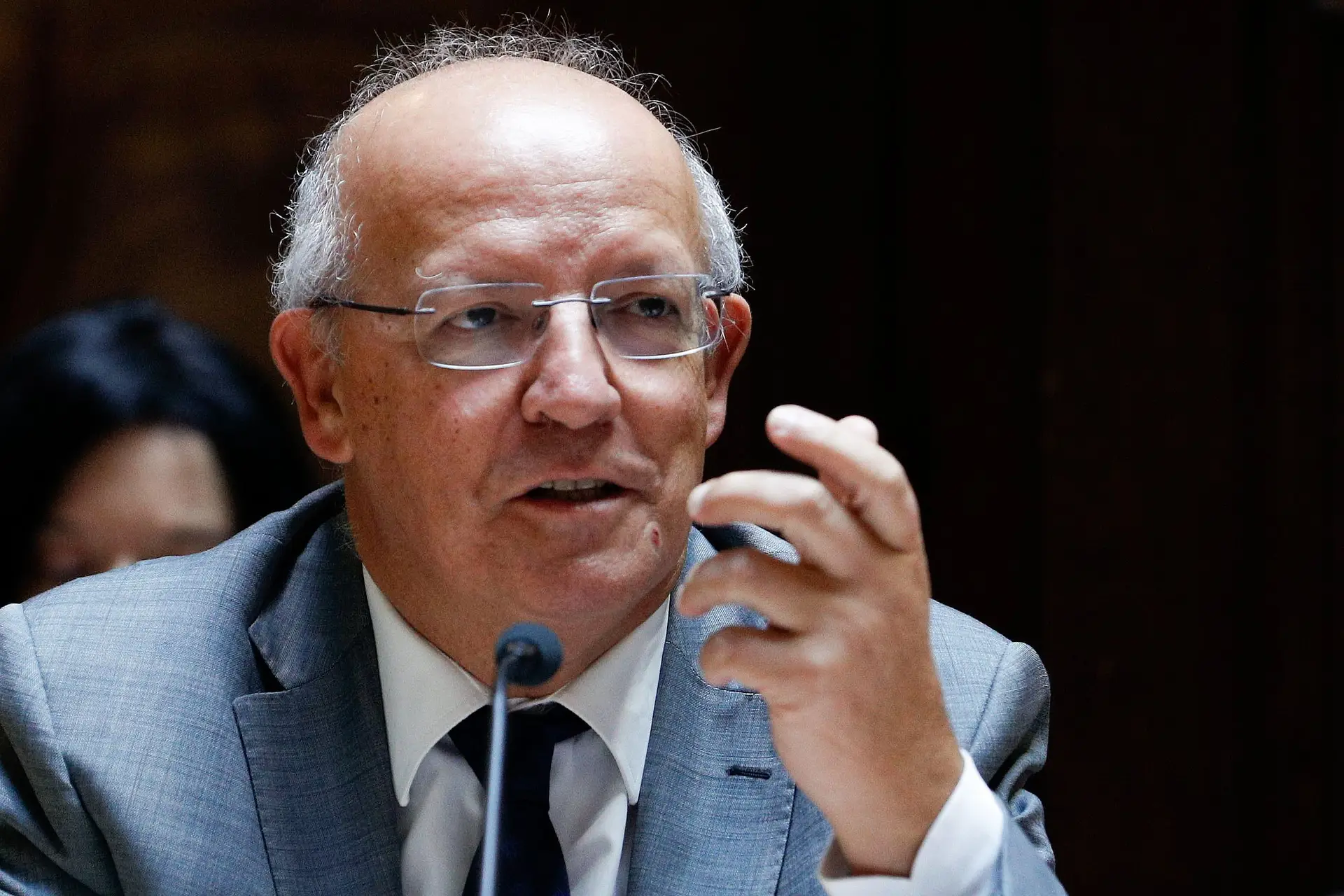 Santos Silva admite aperfeiçoar voto por correspondência dos emigrantes