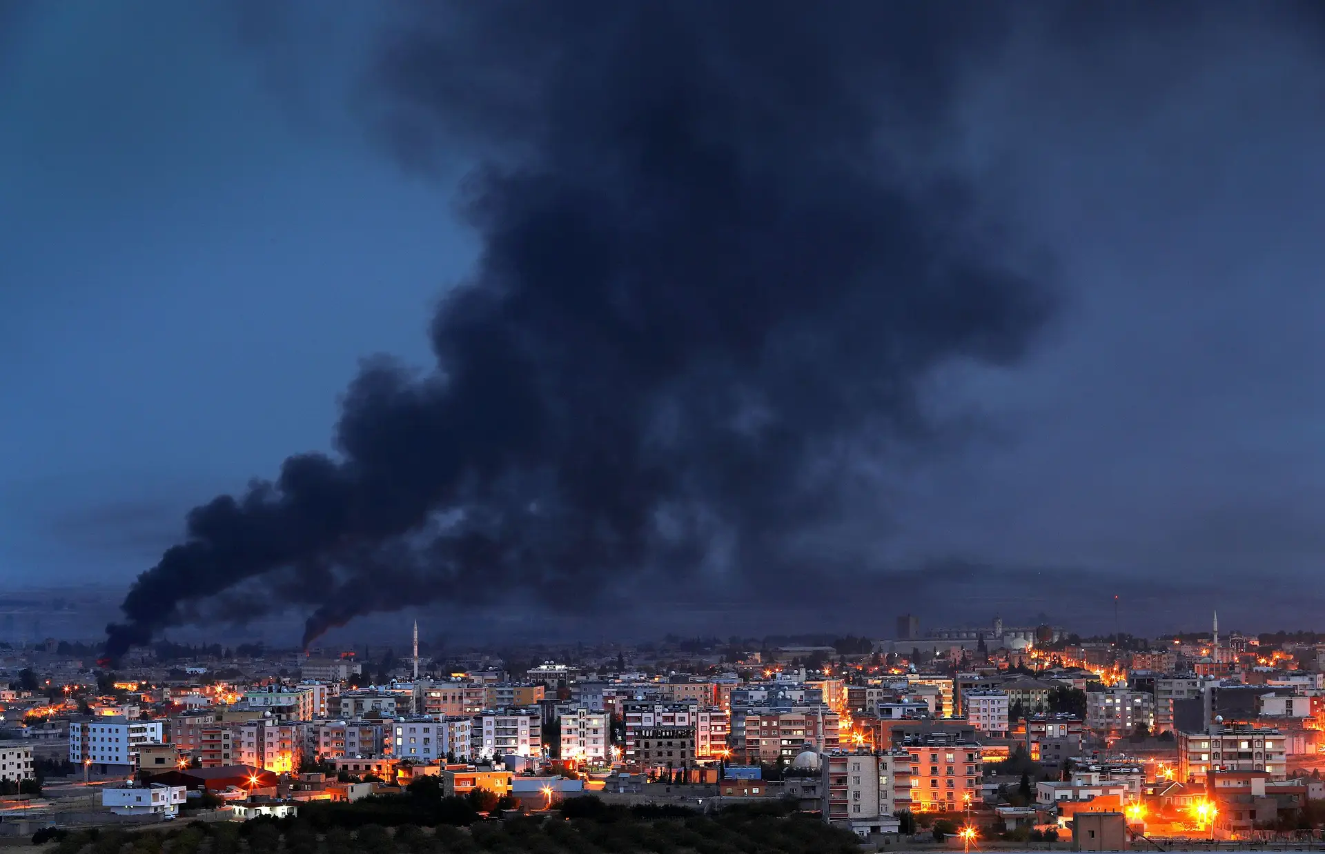 Coluna de fumo na cidade síria de Ras al-Ayn