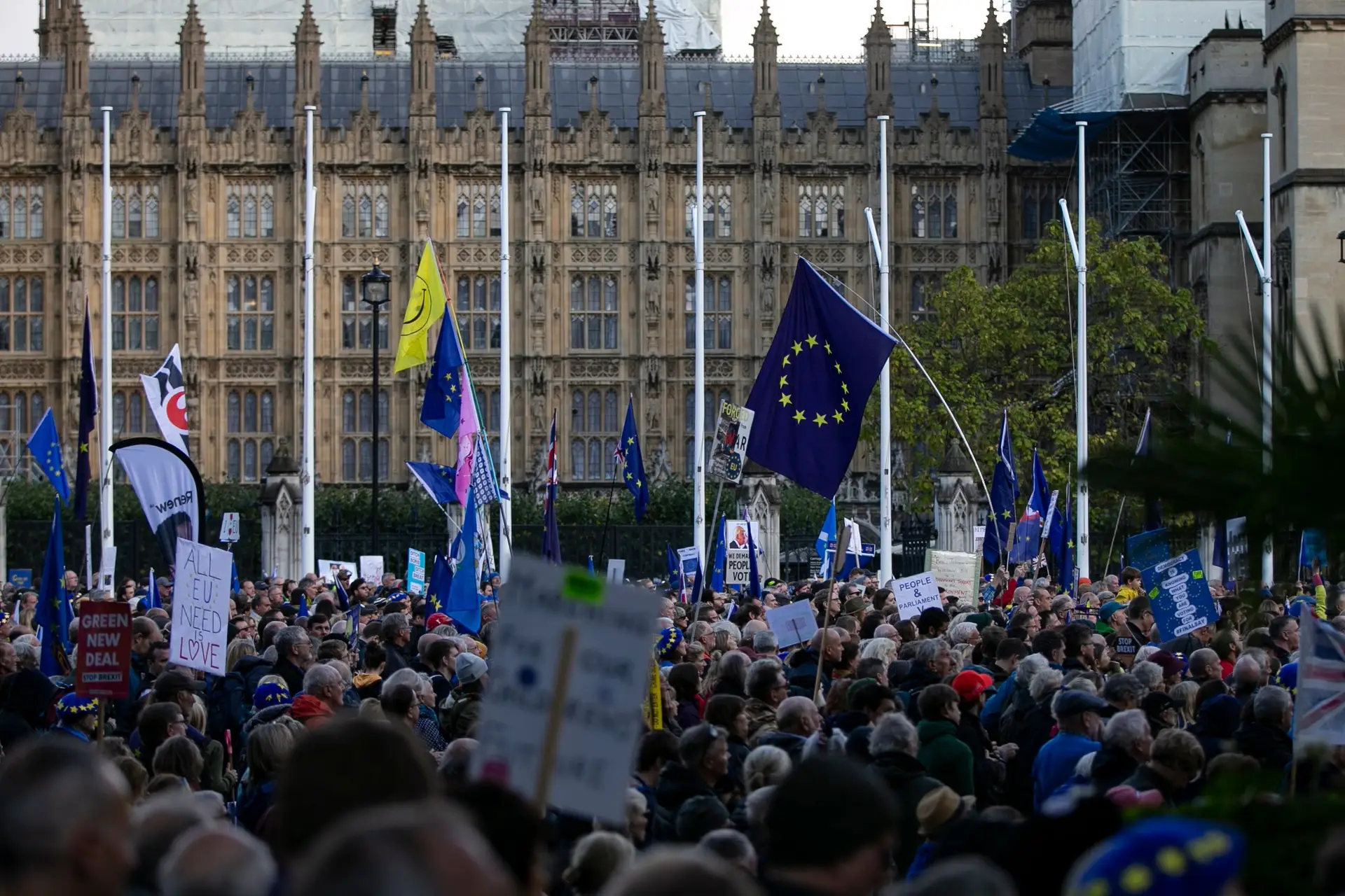 Cerca de um milhão de 'remainers' manifestaram-se esta tarde em Londres, junto ao Parlamento, enquanto Boris Johnson tentava convencer os deputados a aceitarem o acordo com a União Euriopeia